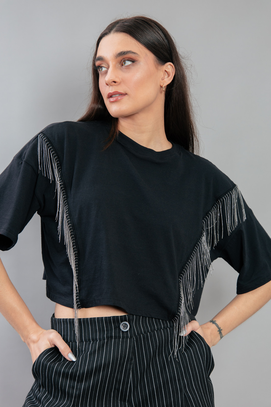 CAMISETA CROPPED PRETA COM APLIQUE DE FRANJAS METÁLICA CAMISETA CROPPED PRETA COM APLIQUE DE FRANJAS METÁLICA