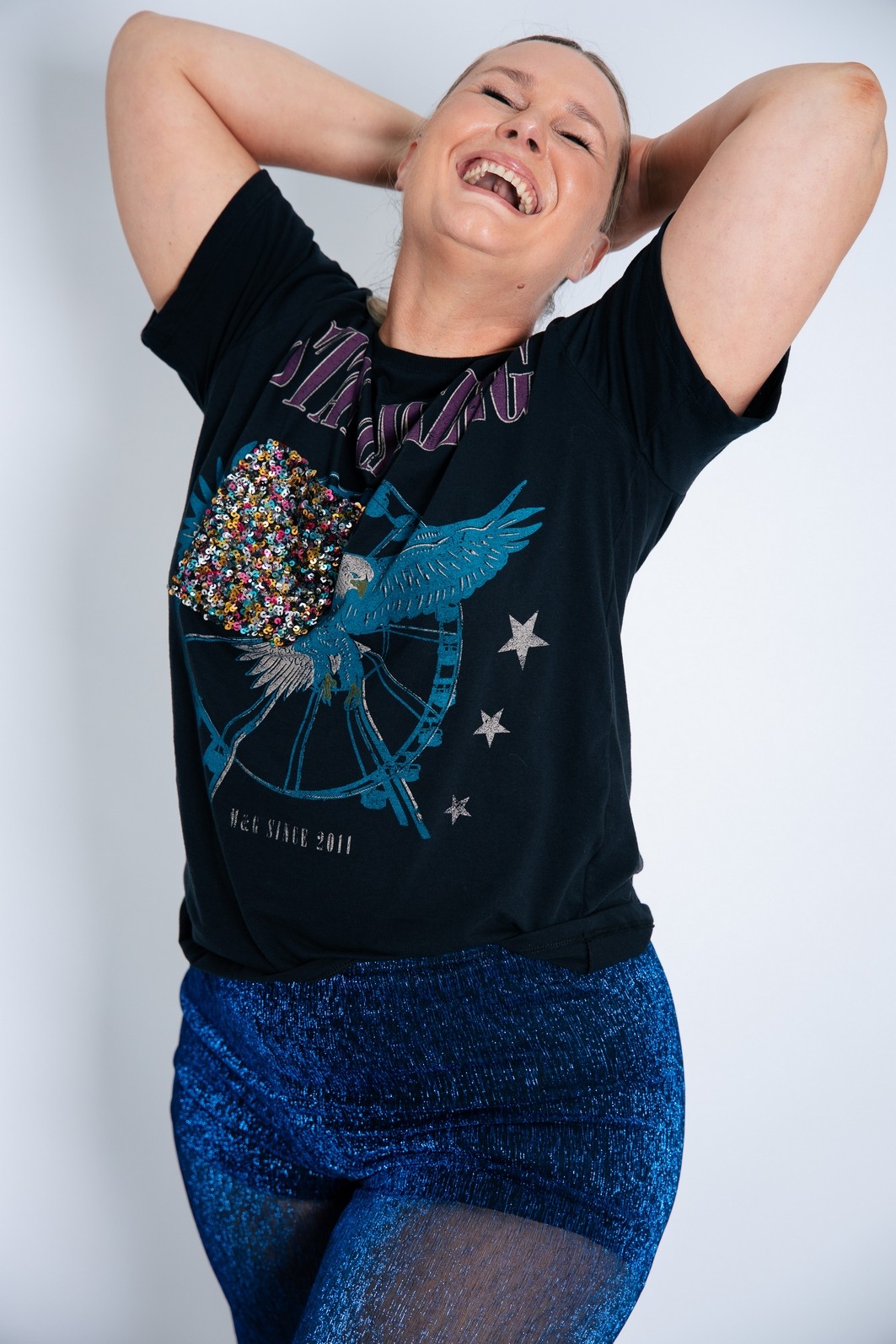 CAMISETA T-SHIRT PRETA STAY COM BOLSO PAETÊ DISCO CAMISETA T-SHIRT PRETA STAY COM BOLSO PAETÊ DISCO