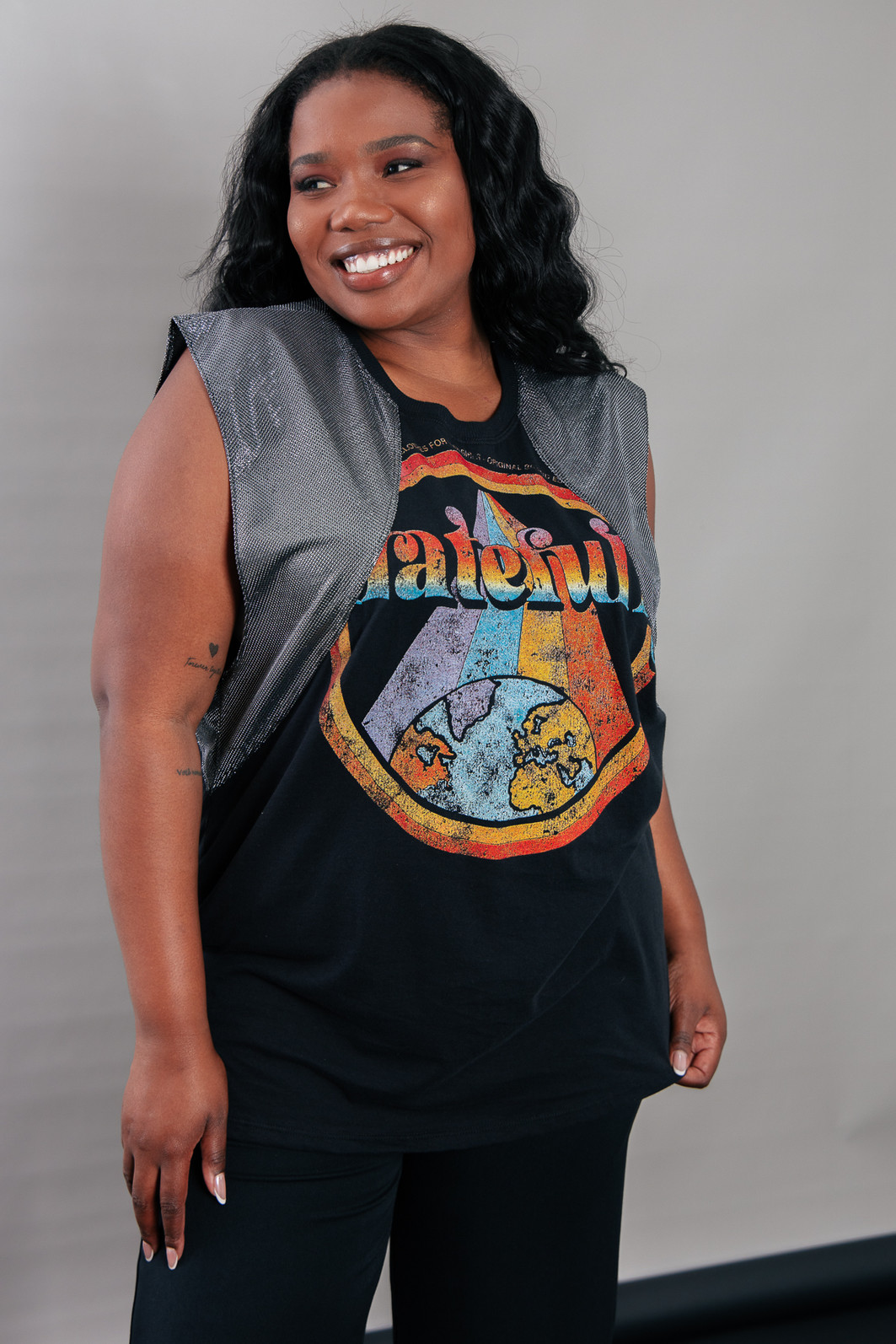 REGATA MACHÃO COM RECORTE OMBROS PRATA GRATEFULLY