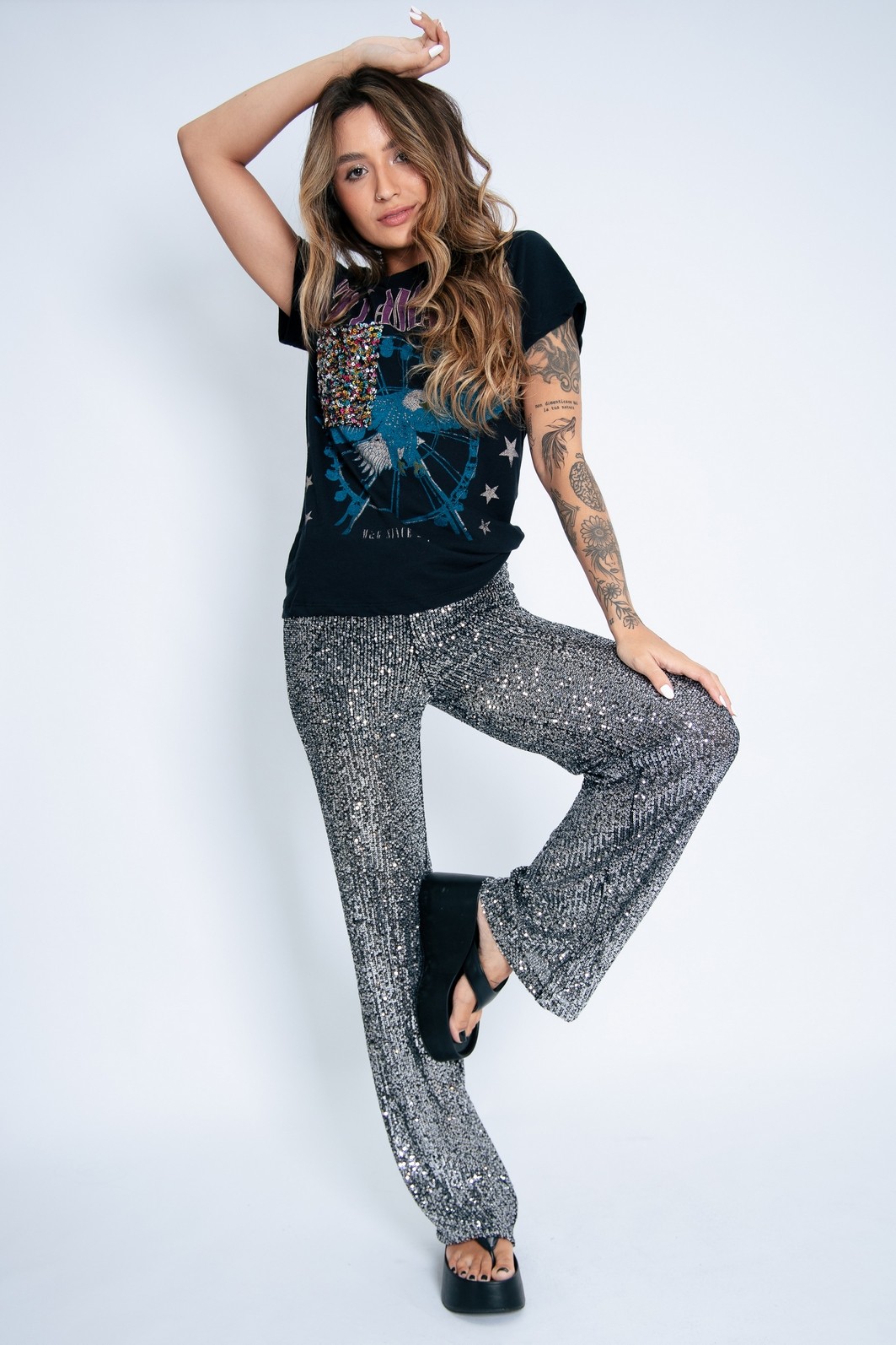 CAMISETA T-SHIRT PRETA STAY COM BOLSO PAETÊ DISCO CAMISETA T-SHIRT PRETA STAY COM BOLSO PAETÊ DISCO