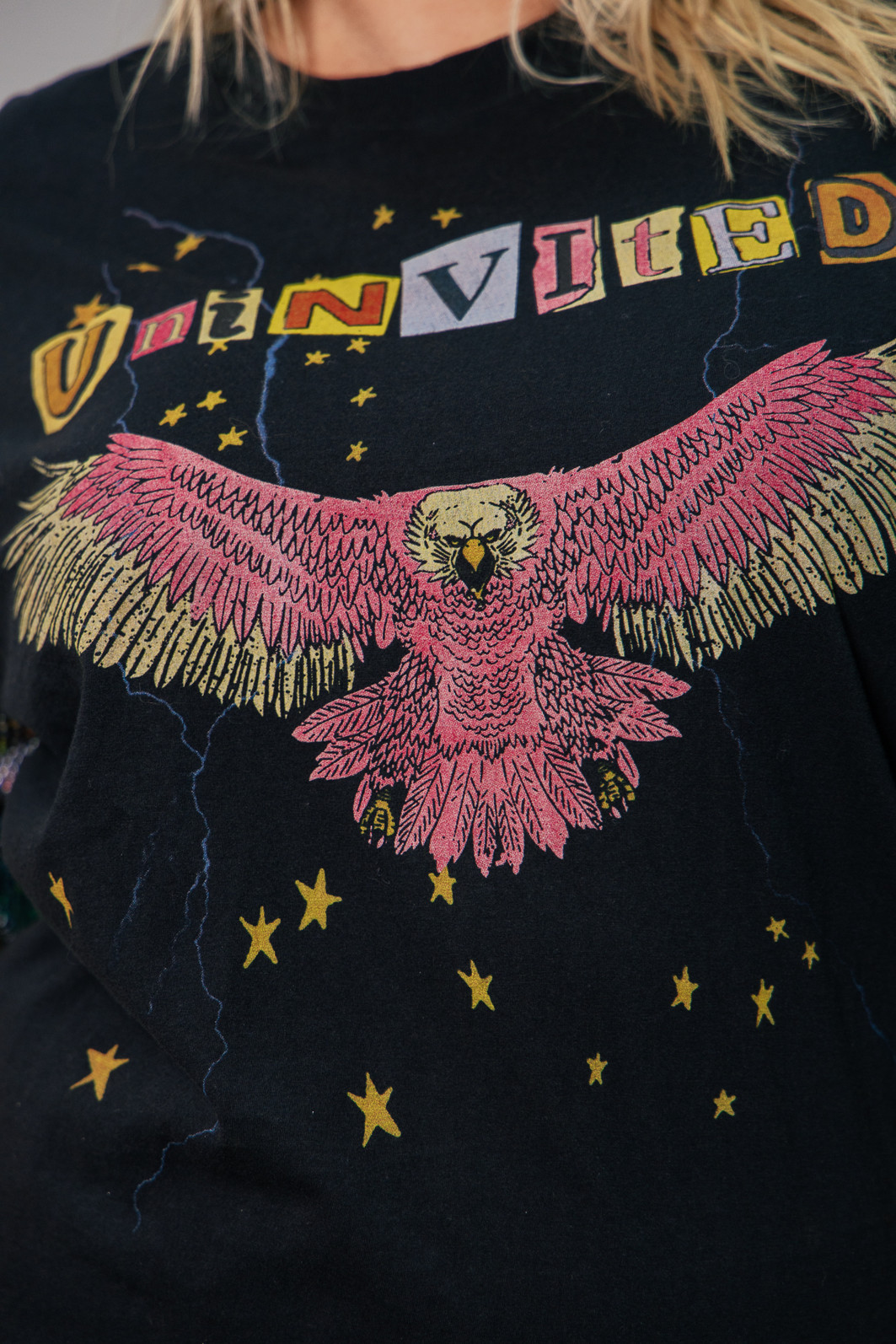 T-SHIRT VINTAGE MANGAS PAETÊS FURTACOR UNINVITED