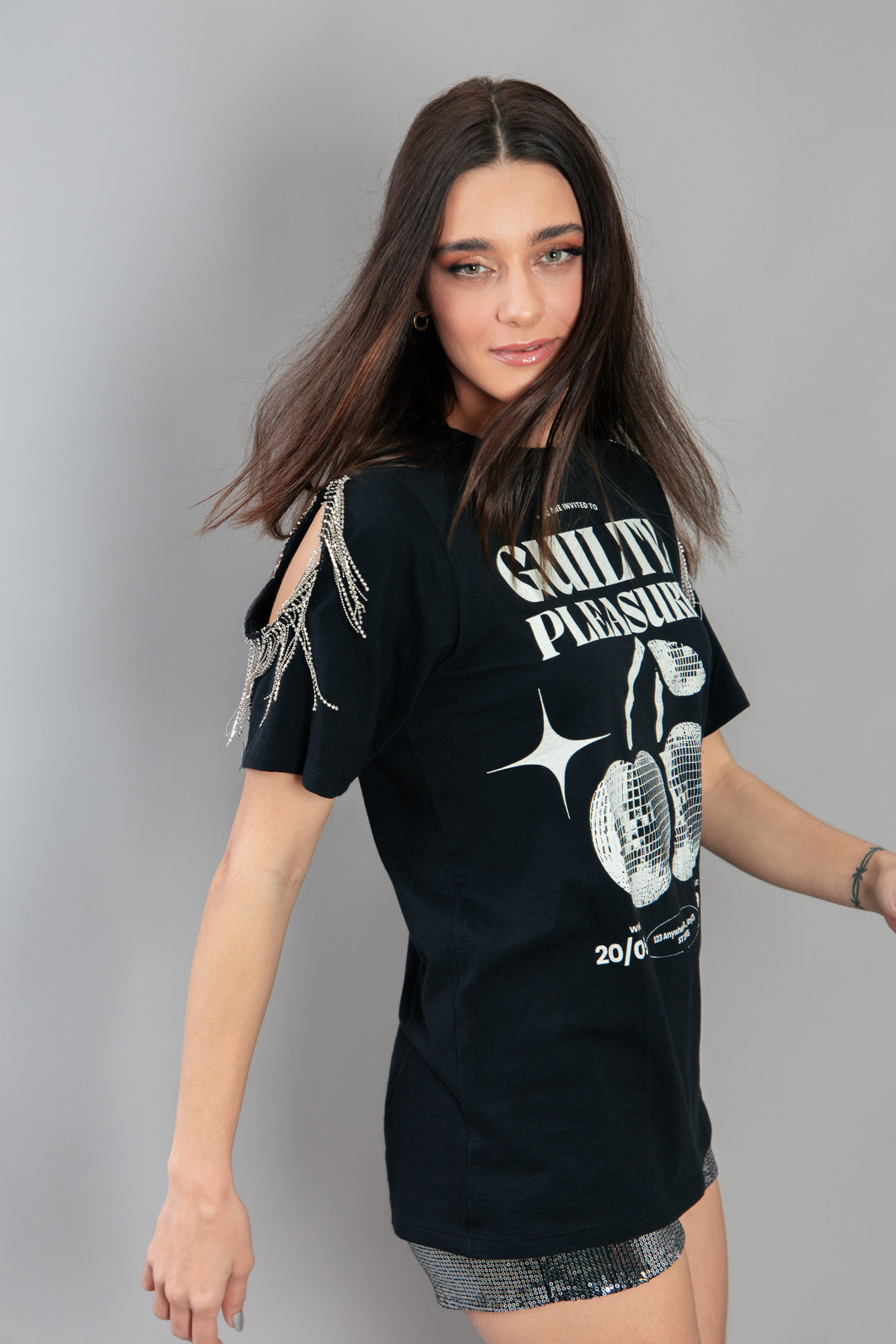 CAMISETA T-SHIRT PRETA COM FRANJAS STRASS NO OMBRO GUILTY CAMISETA T-SHIRT PRETA COM FRANJAS STRASS NO OMBRO GUILTY