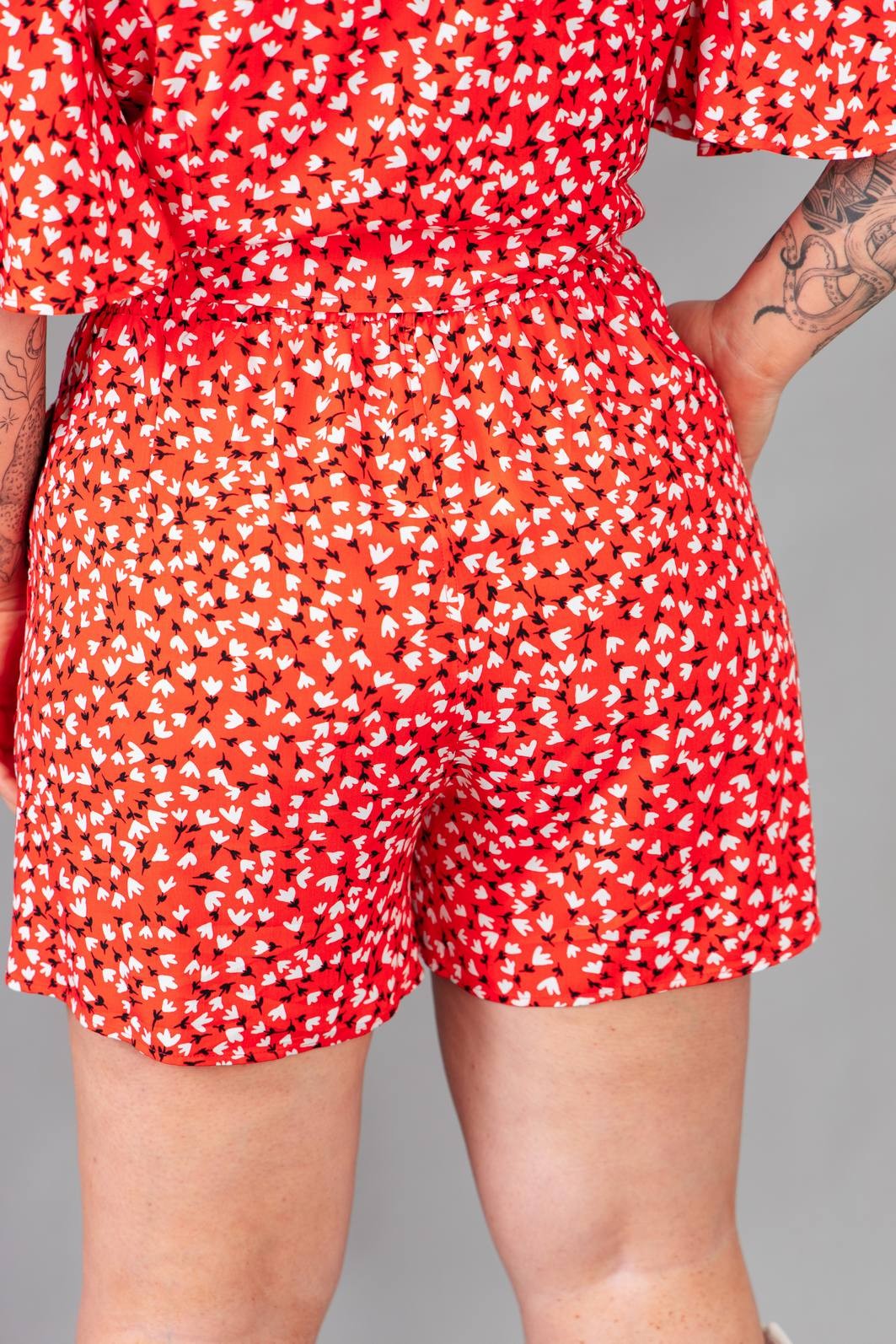 SHORT BOLSO FACA FLORAL LIBERTY VERMELHO