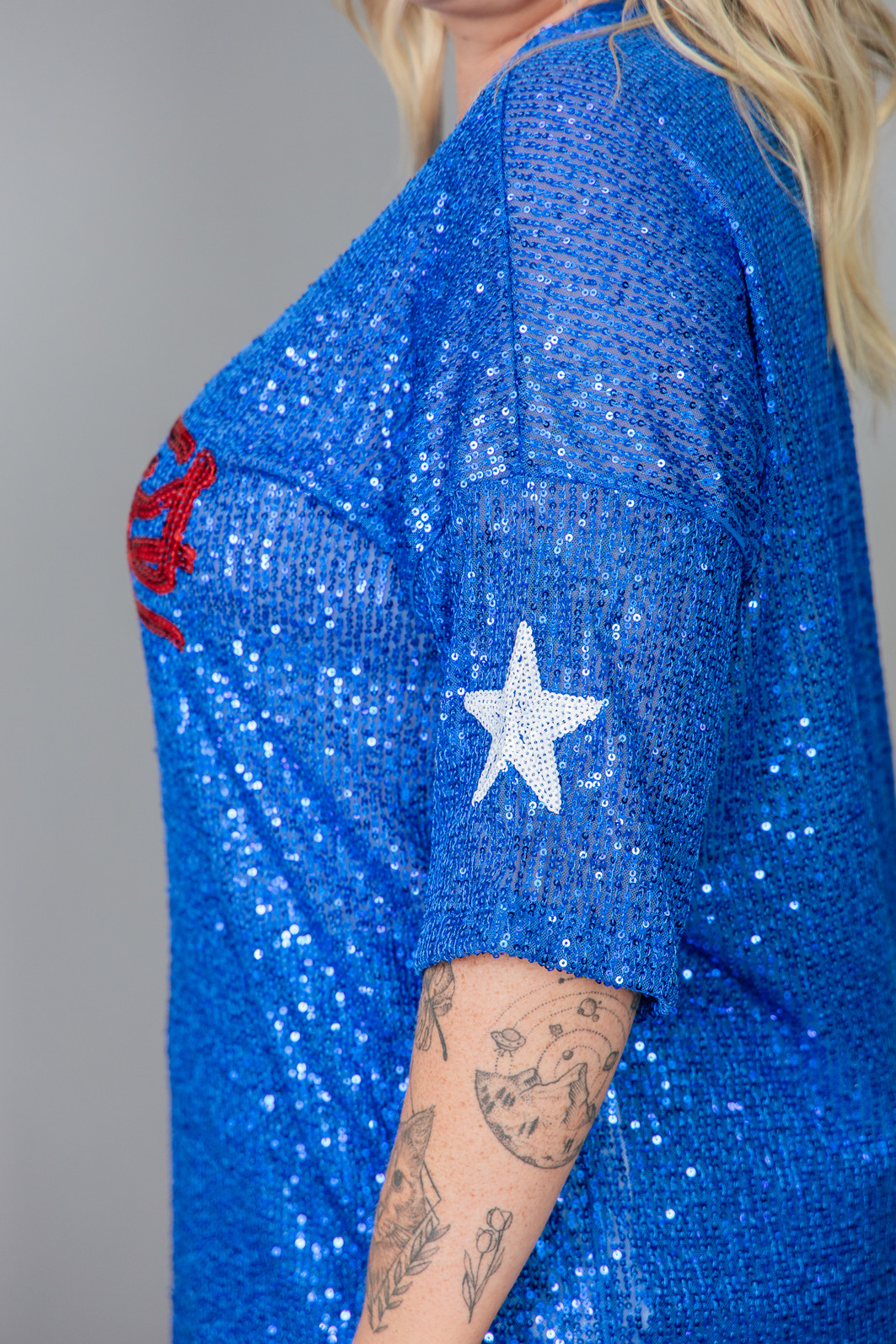 CAMISETA T-SHIRT OVERSIZED DE PAETÊ AZUL COM BORDADO GREETINGS