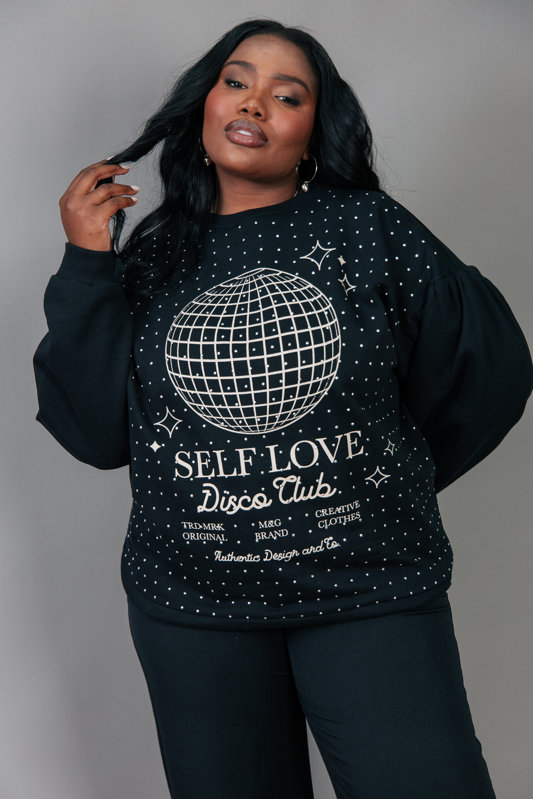 CASACO DE MOLETOM PRETO SELF LOVE COM TACHAS CASACO DE MOLETOM PRETO SELF LOVE COM TACHAS