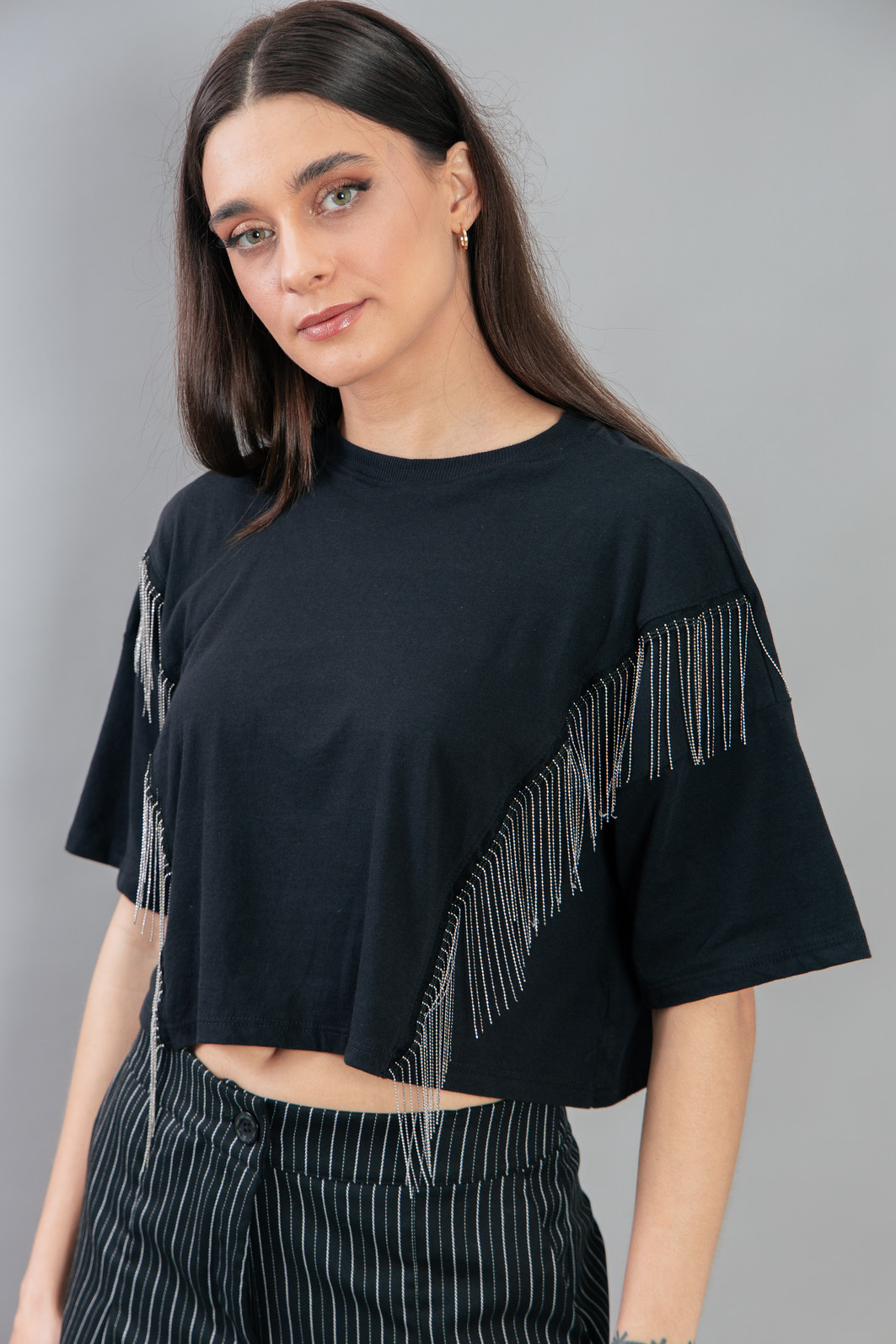 CAMISETA CROPPED PRETA COM APLIQUE DE FRANJAS METÁLICA CAMISETA CROPPED PRETA COM APLIQUE DE FRANJAS METÁLICA