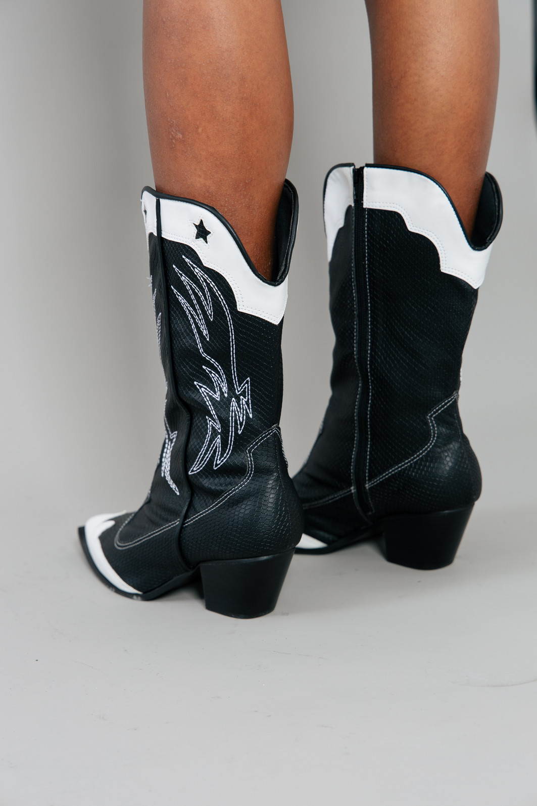 BOTA COUNTRY BORDADA P&B PRETA