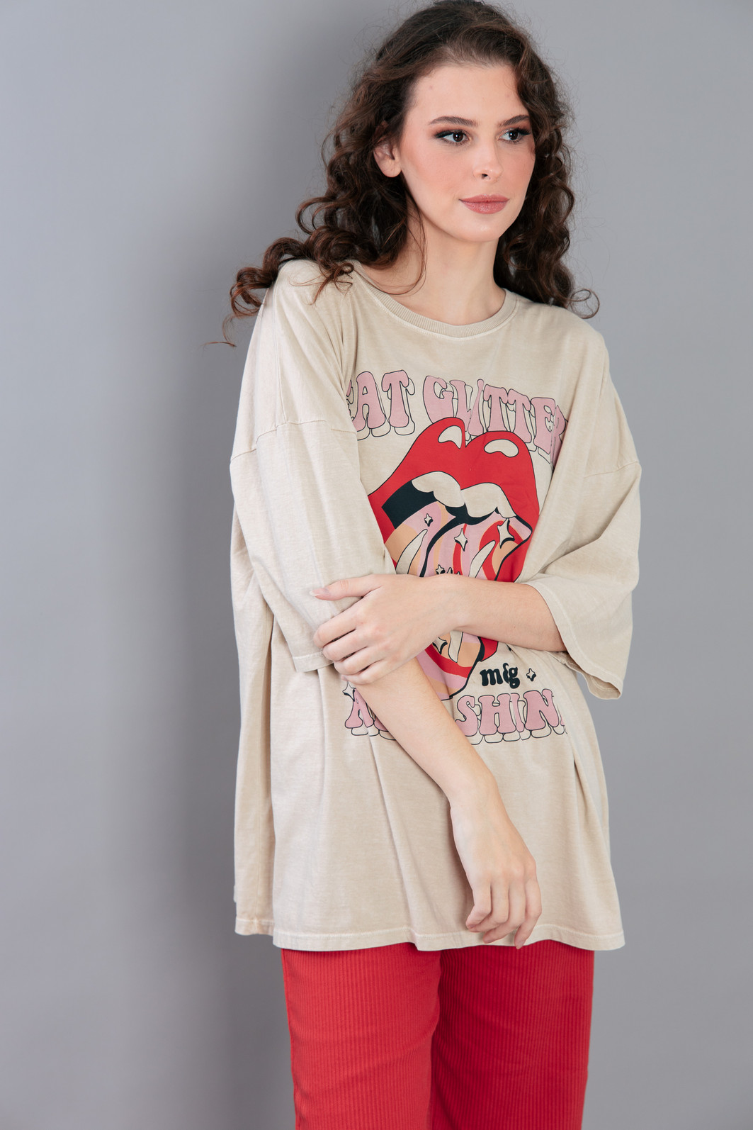 CAMISETA T-SHIRT OVERSIZED BEGE EAT GLITTER AND SHINE CAMISETA T-SHIRT OVERSIZED BEGE EAT GLITTER AND SHINE