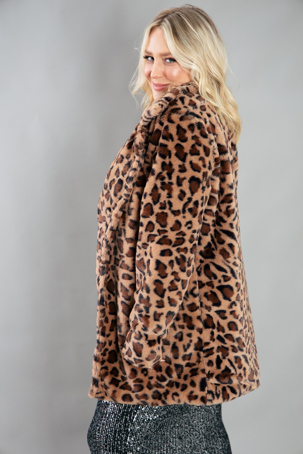 CASACO PELÚCIA ONCINHA COMPRIDO CASACO PELÚCIA ONCINHA COMPRIDO