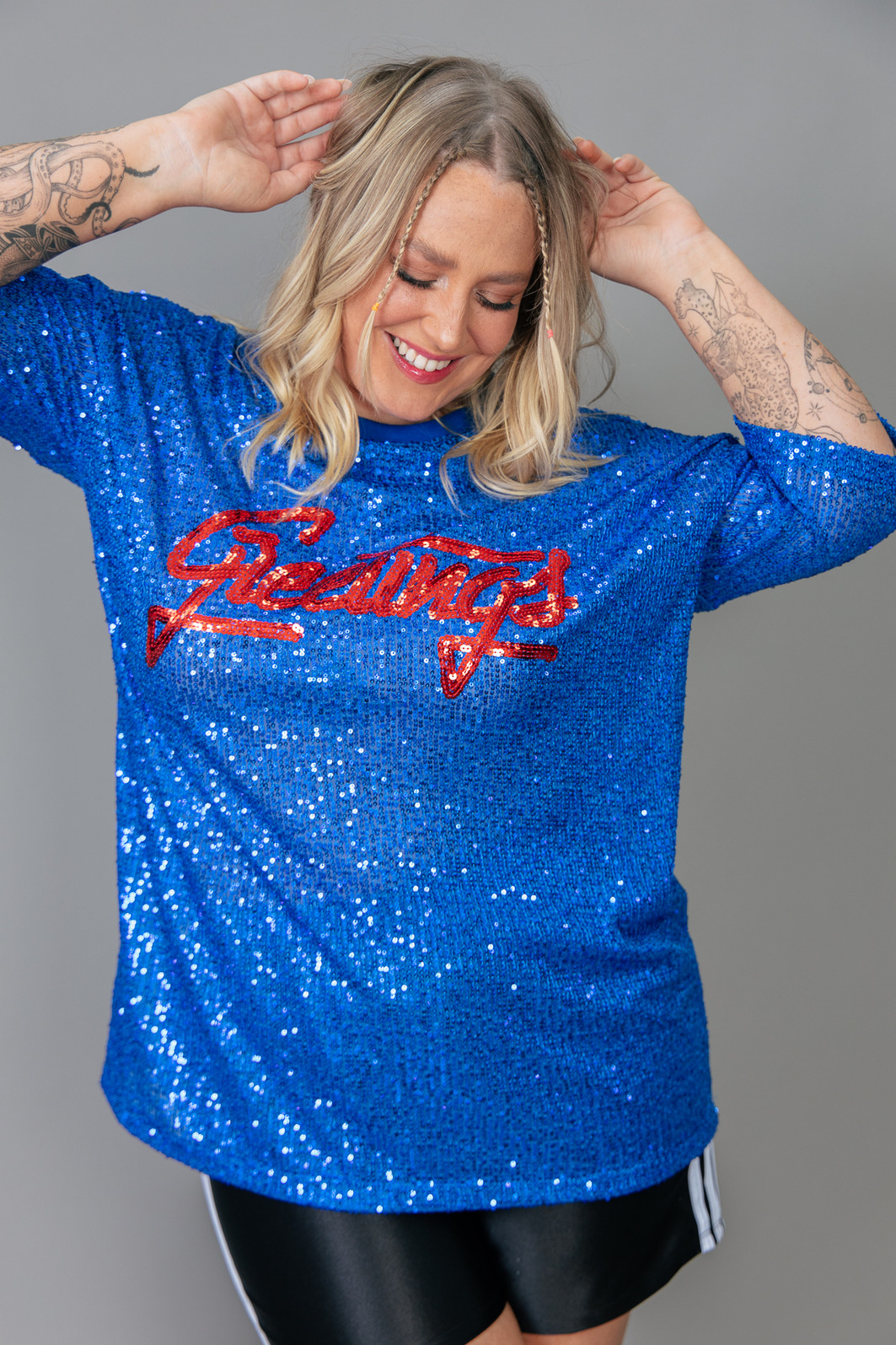 CAMISETA T-SHIRT OVERSIZED DE PAETÊ AZUL COM BORDADO GREETINGS