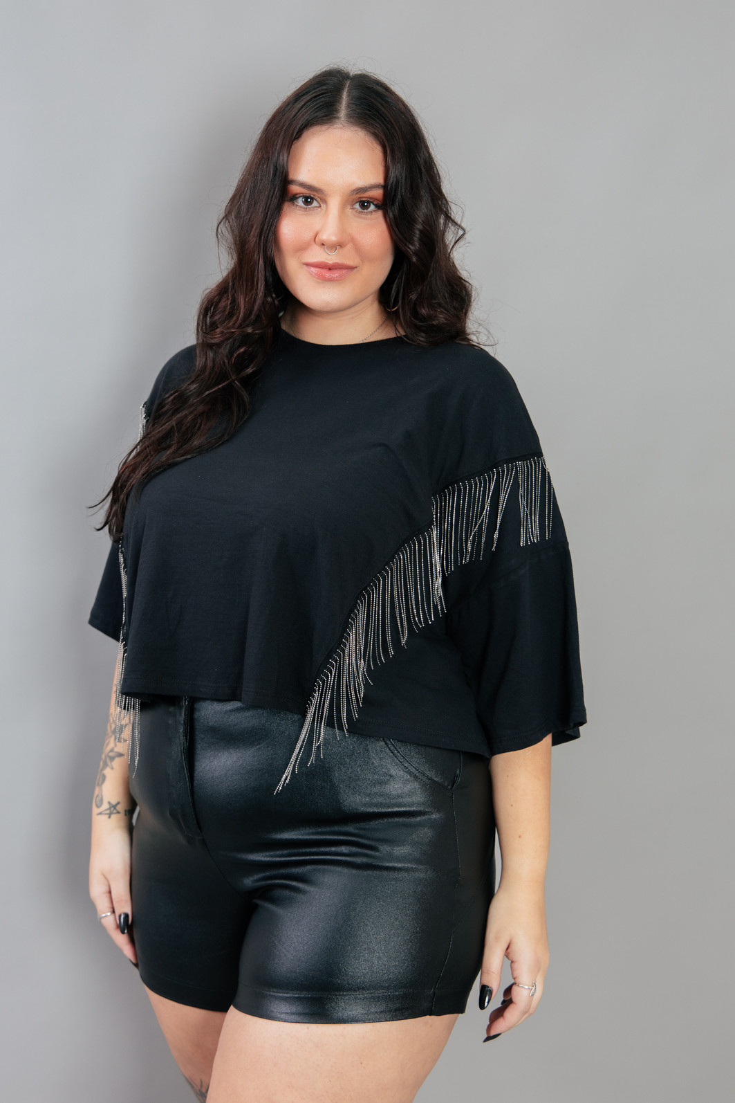 CAMISETA CROPPED PRETA COM APLIQUE DE FRANJAS METÁLICA CAMISETA CROPPED PRETA COM APLIQUE DE FRANJAS METÁLICA