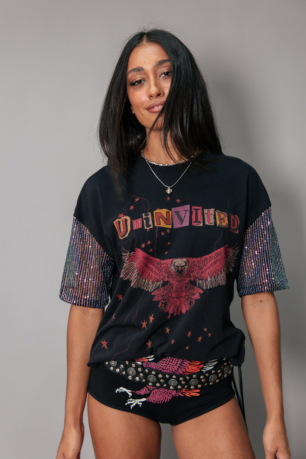 T-SHIRT VINTAGE MANGAS PAETÊS FURTACOR UNINVITED