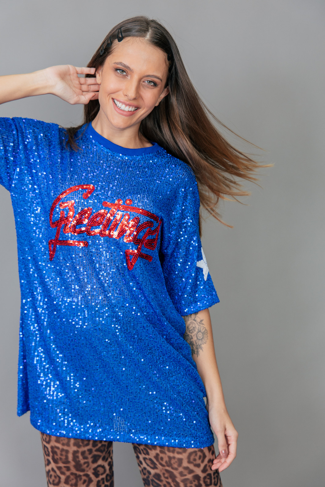 CAMISETA T-SHIRT OVERSIZED DE PAETÊ AZUL COM BORDADO GREETINGS
