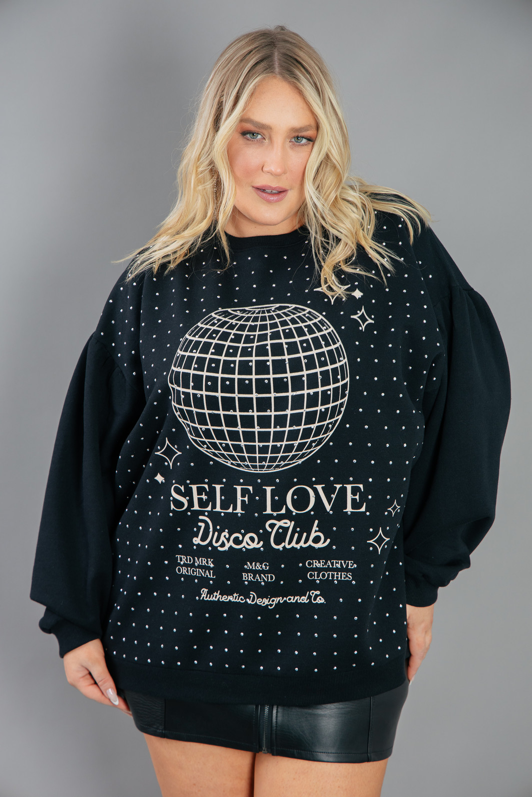 CASACO DE MOLETOM PRETO SELF LOVE COM TACHAS CASACO DE MOLETOM PRETO SELF LOVE COM TACHAS