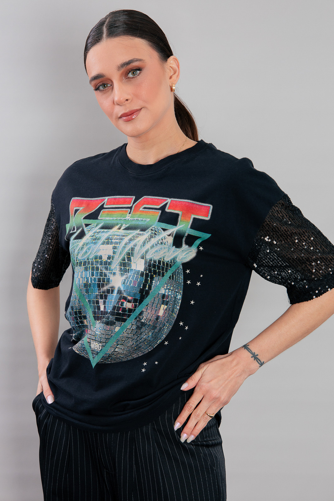 CAMISETA T-SHIRT VINTAGE PRETA COM MANGAS PAETÊS BEST