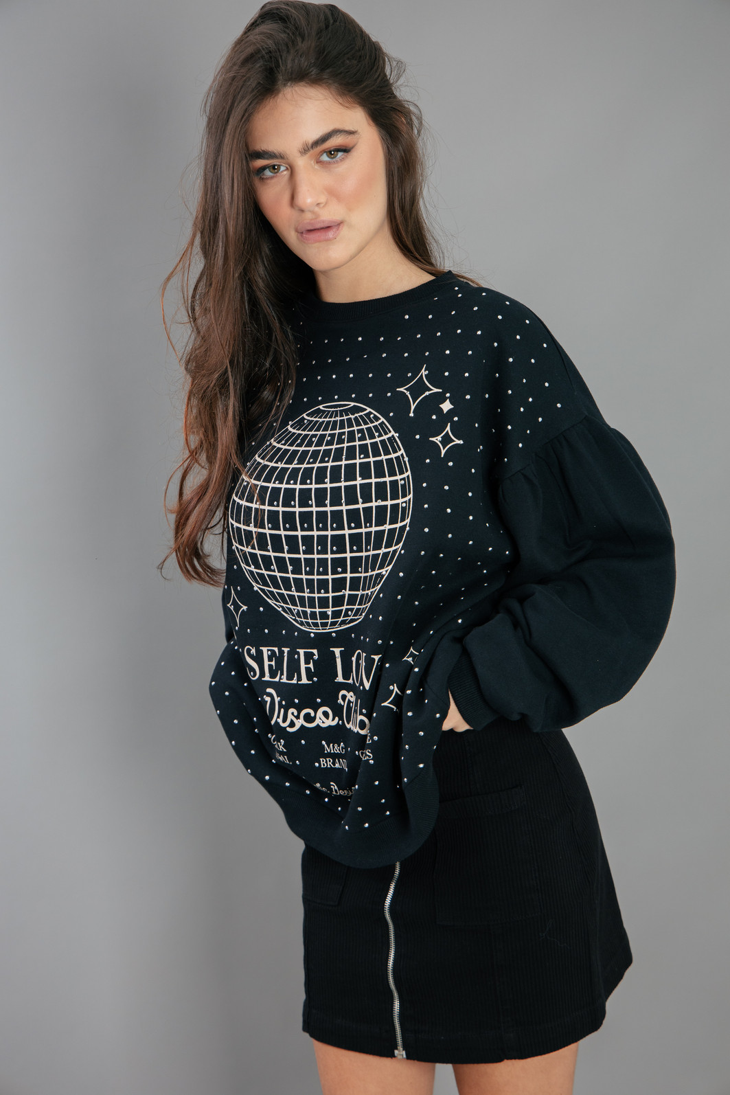 CASACO DE MOLETOM PRETO SELF LOVE COM TACHAS CASACO DE MOLETOM PRETO SELF LOVE COM TACHAS