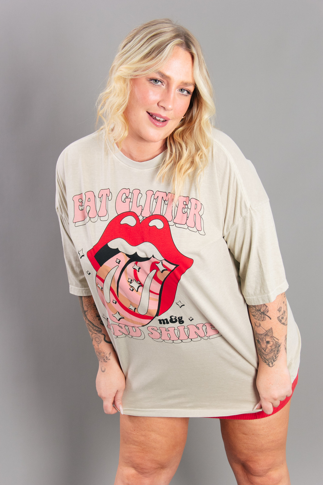 CAMISETA T-SHIRT OVERSIZED BEGE EAT GLITTER AND SHINE CAMISETA T-SHIRT OVERSIZED BEGE EAT GLITTER AND SHINE