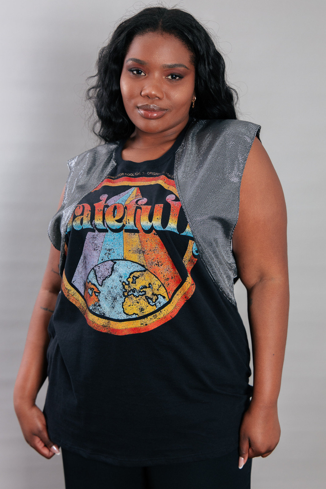 REGATA MACHÃO COM RECORTE OMBROS PRATA GRATEFULLY