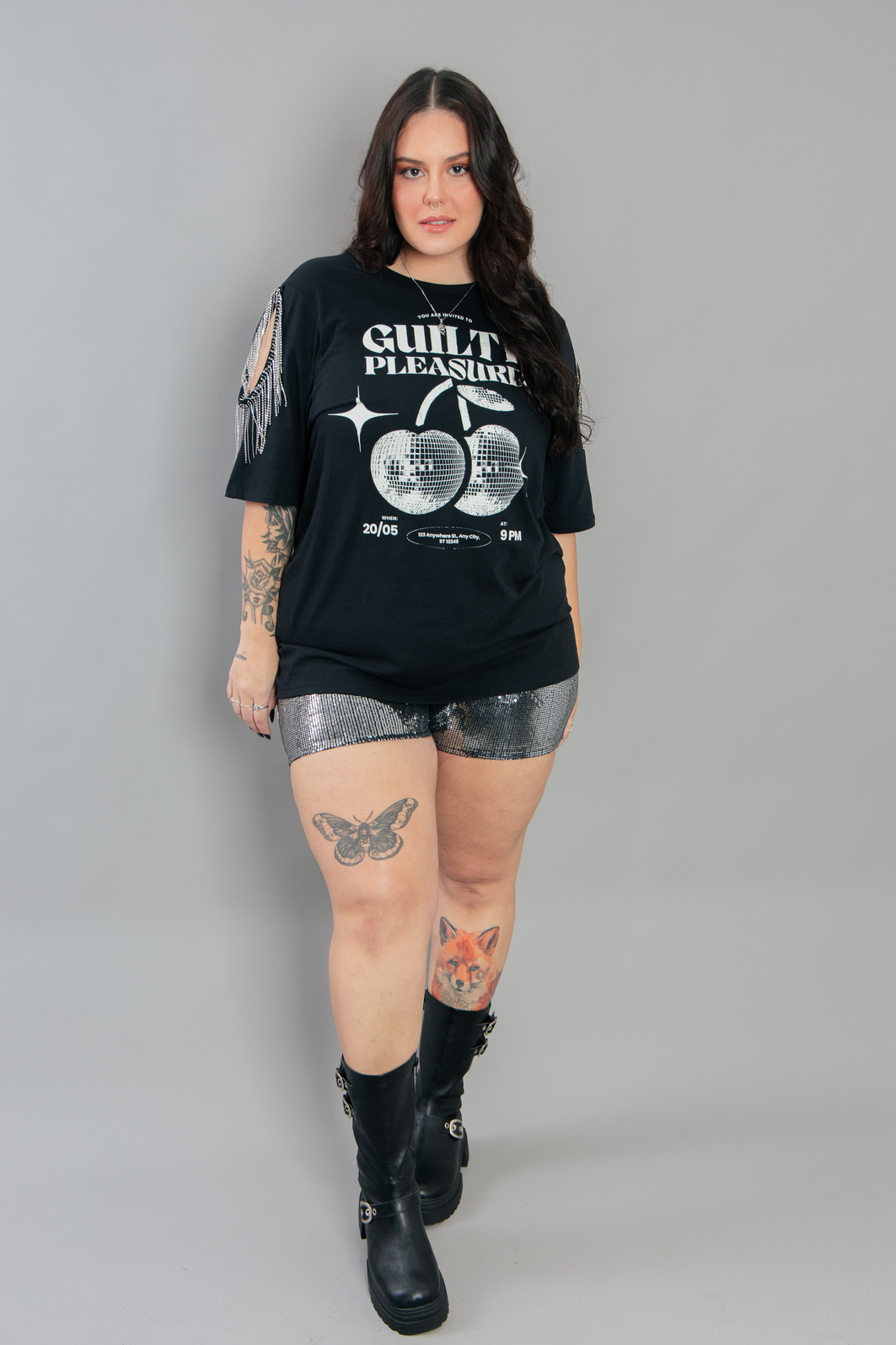 CAMISETA T-SHIRT PRETA COM FRANJAS STRASS NO OMBRO GUILTY CAMISETA T-SHIRT PRETA COM FRANJAS STRASS NO OMBRO GUILTY