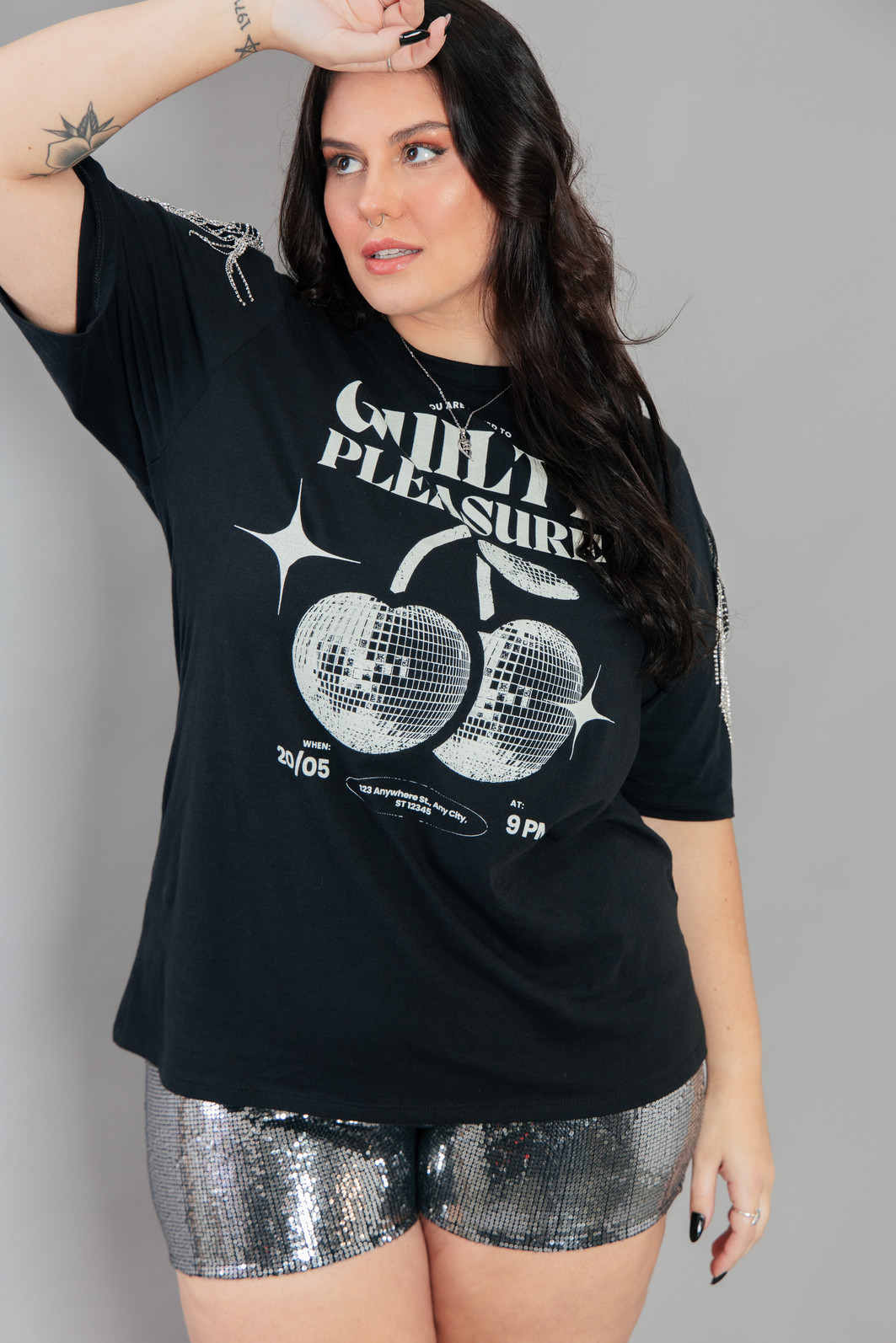 CAMISETA T-SHIRT PRETA COM FRANJAS STRASS NO OMBRO GUILTY CAMISETA T-SHIRT PRETA COM FRANJAS STRASS NO OMBRO GUILTY