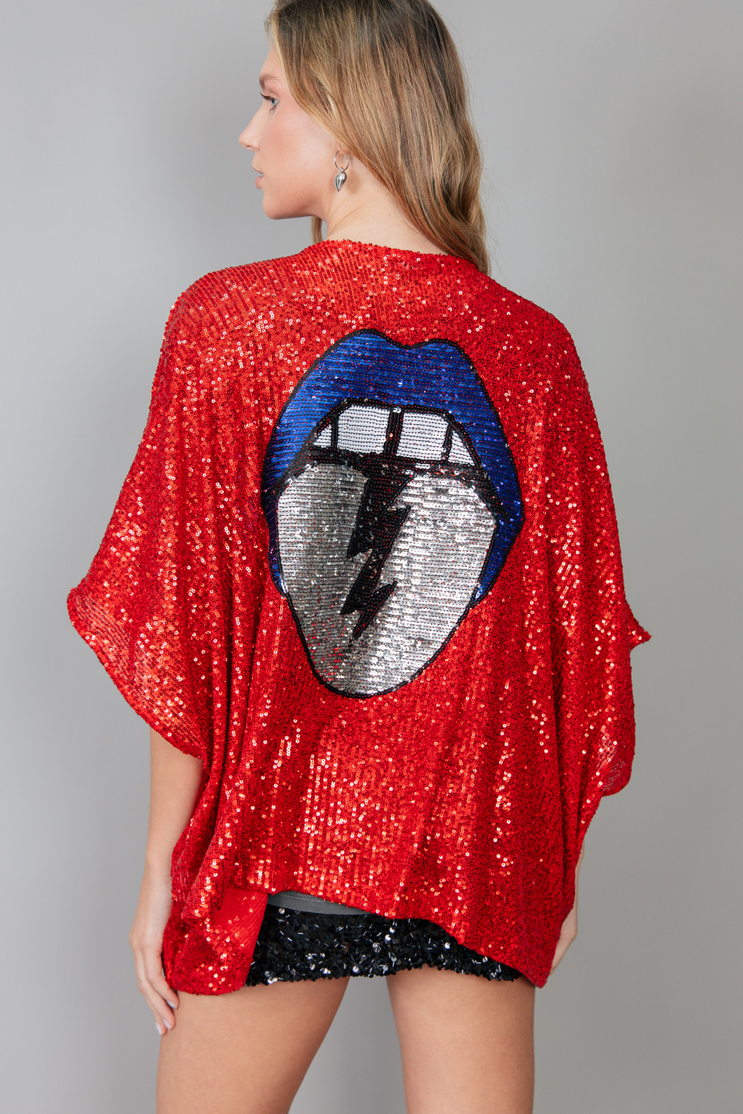 KIMONO AMPLO DE PAETÊ VERMELHO COM BORDADO MOUTH KIMONO AMPLO DE PAETÊ VERMELHO COM BORDADO MOUTH