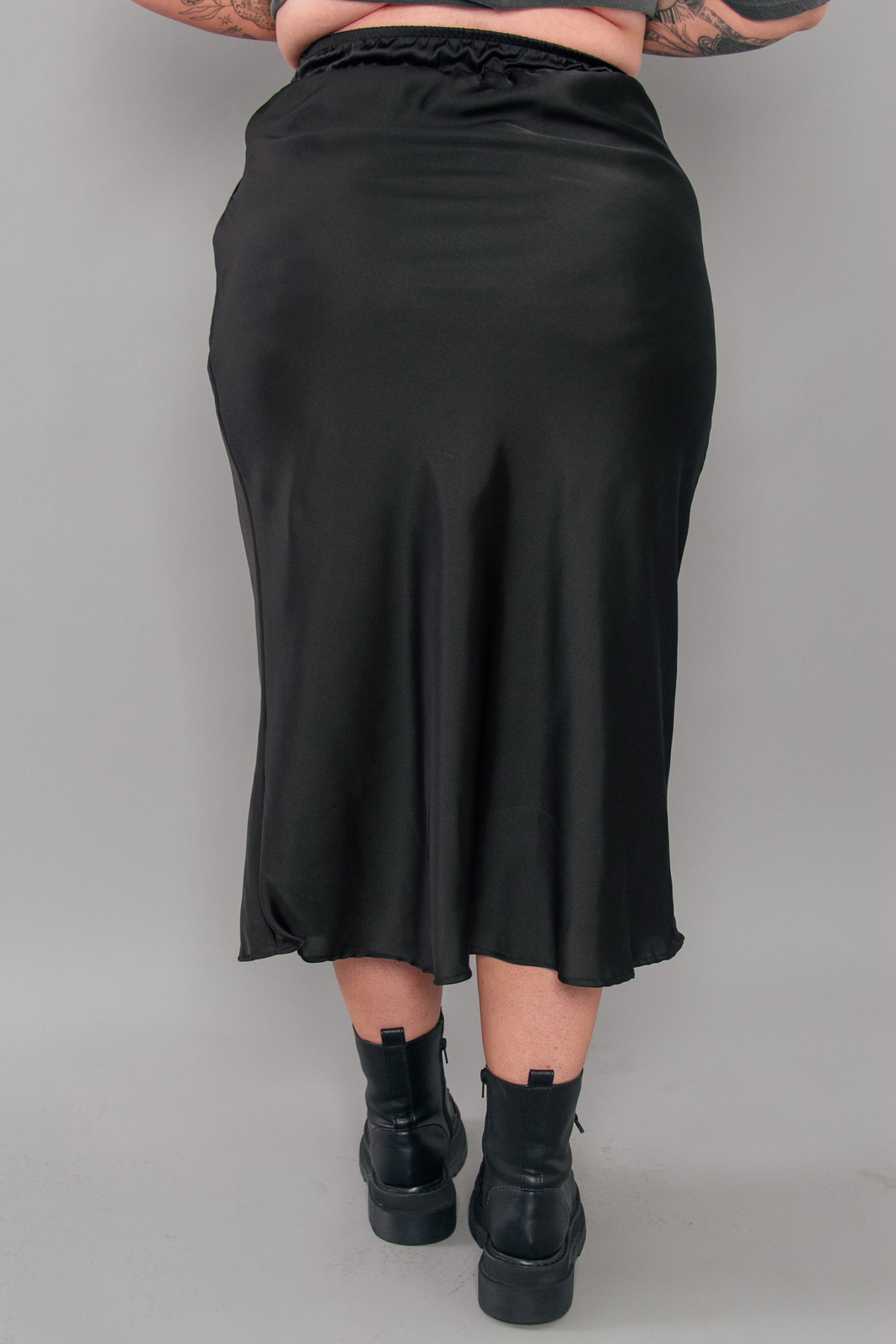 SAIA MIDI DE CETIM FASHIONISTA PRETA SAIA MIDI DE CETIM FASHIONISTA PRETA