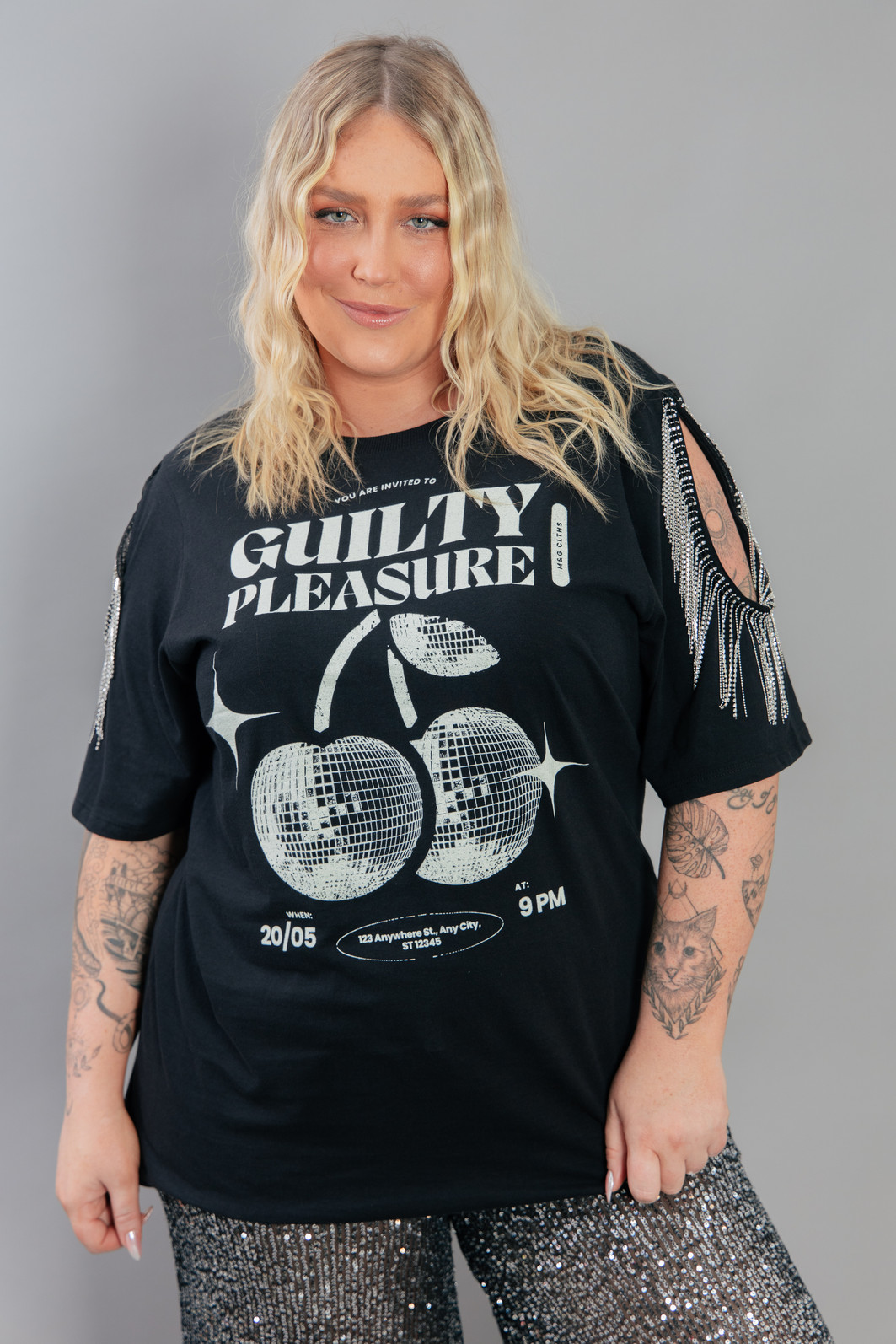 CAMISETA T-SHIRT PRETA COM FRANJAS STRASS NO OMBRO GUILTY CAMISETA T-SHIRT PRETA COM FRANJAS STRASS NO OMBRO GUILTY