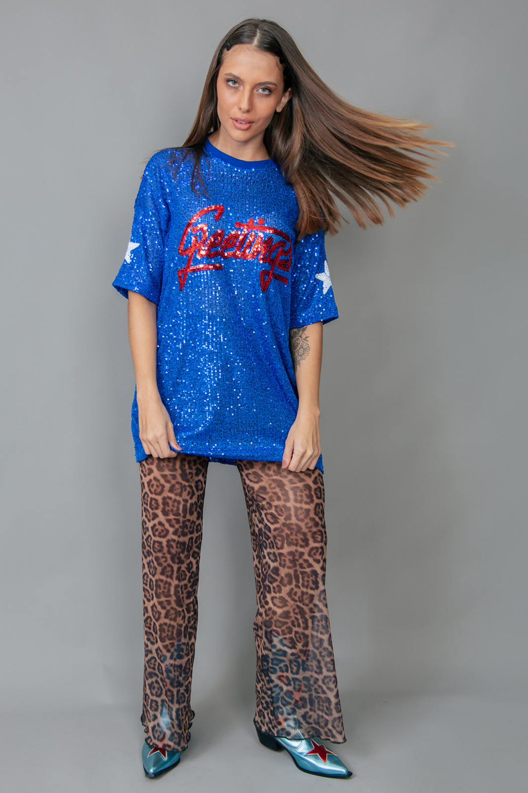 CAMISETA T-SHIRT OVERSIZED DE PAETÊ AZUL COM BORDADO GREETINGS