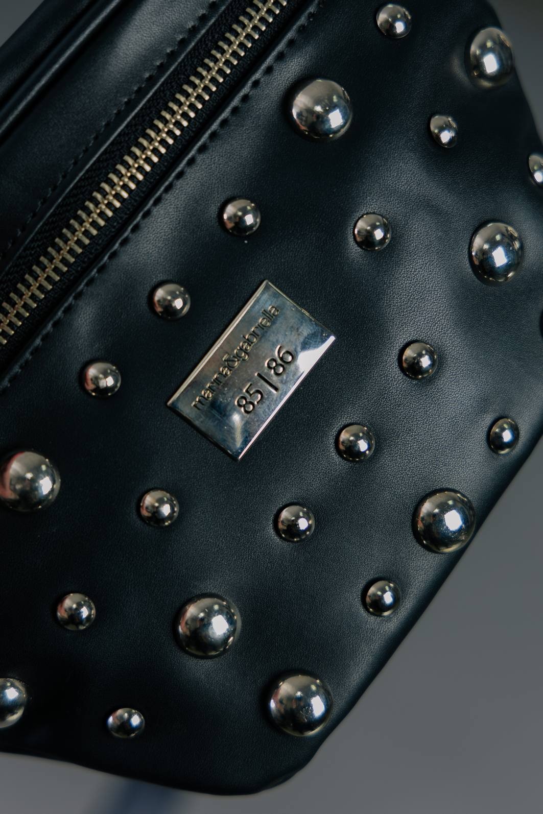 POCHETE PRETA COM TACHAS POCHETE PRETA COM TACHAS