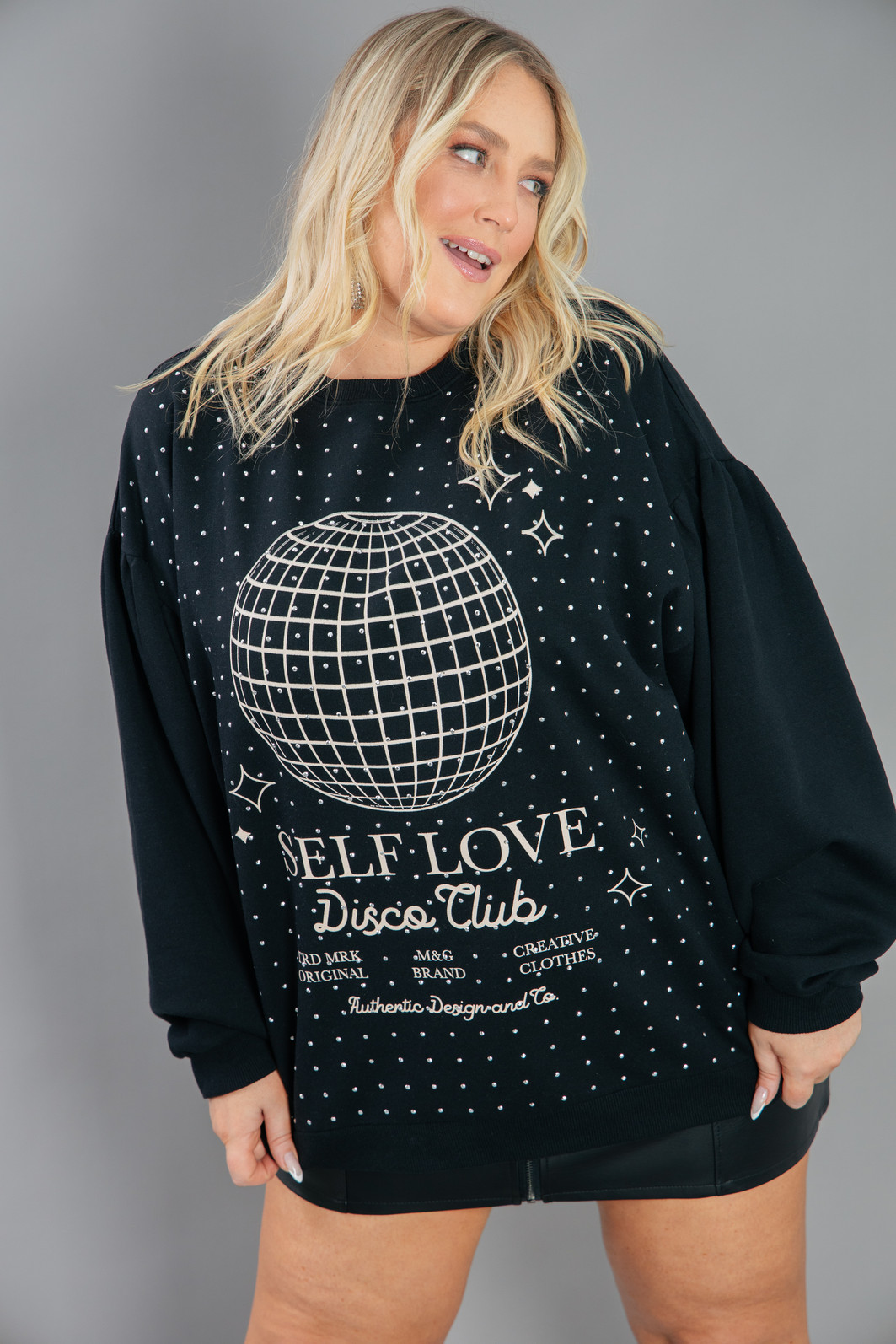 CASACO DE MOLETOM PRETO SELF LOVE COM TACHAS CASACO DE MOLETOM PRETO SELF LOVE COM TACHAS