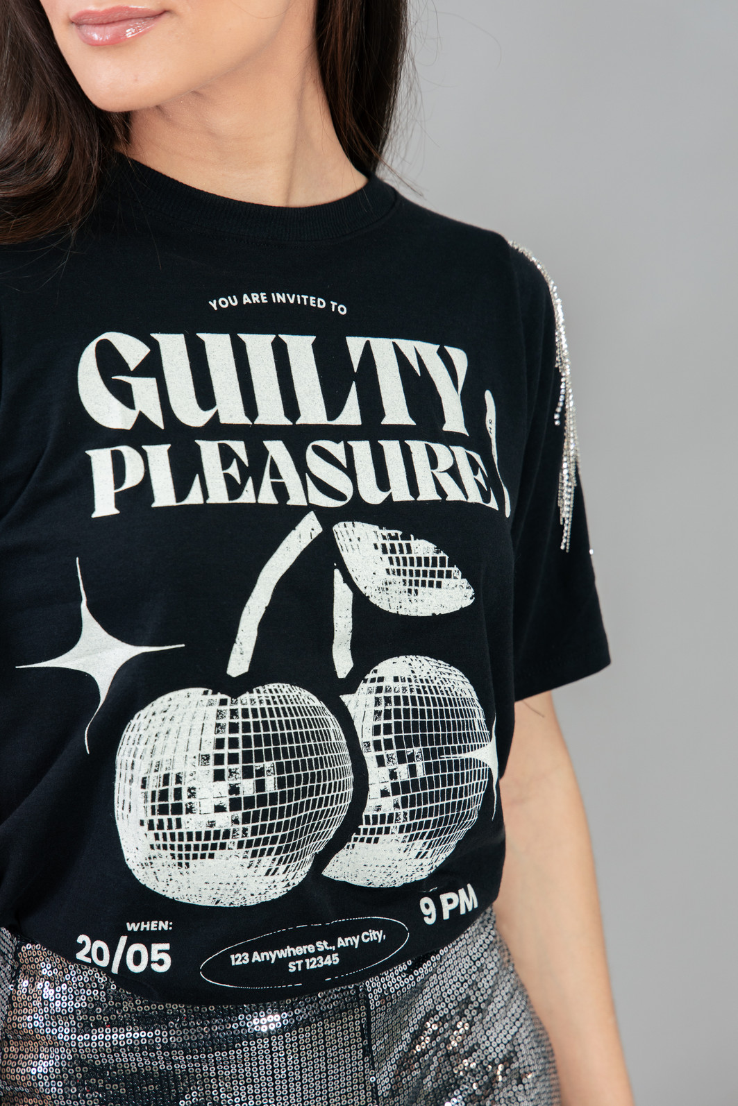 CAMISETA T-SHIRT PRETA COM FRANJAS STRASS NO OMBRO GUILTY CAMISETA T-SHIRT PRETA COM FRANJAS STRASS NO OMBRO GUILTY