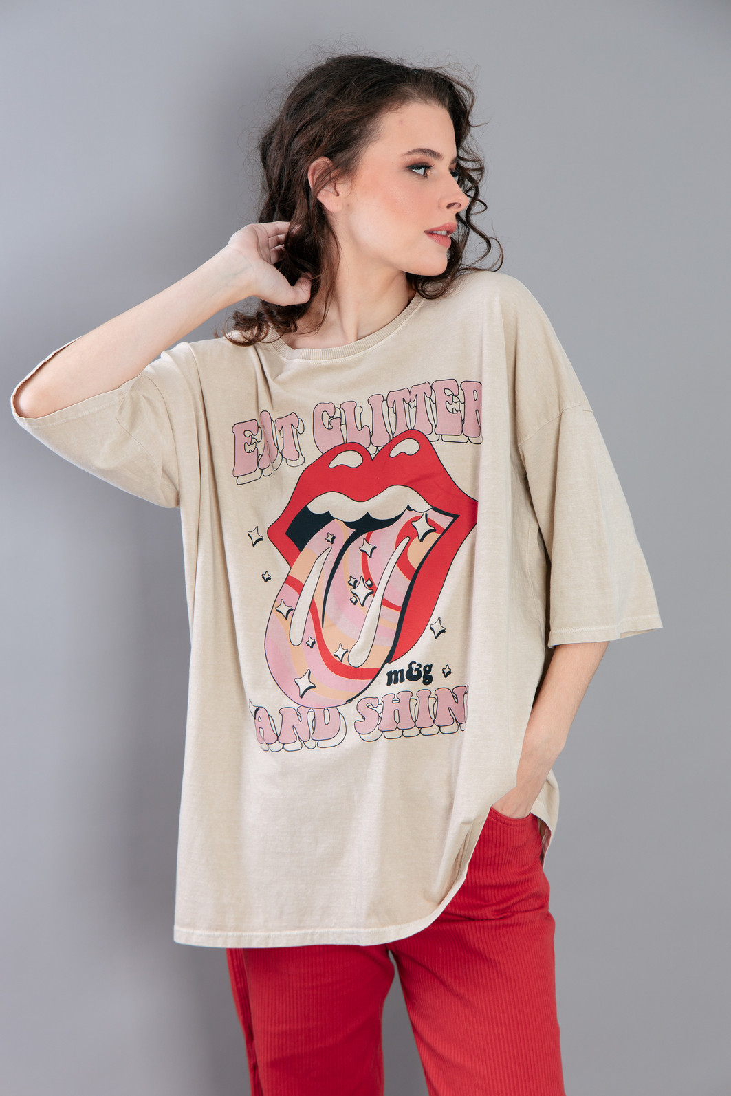 CAMISETA T-SHIRT OVERSIZED BEGE EAT GLITTER AND SHINE CAMISETA T-SHIRT OVERSIZED BEGE EAT GLITTER AND SHINE