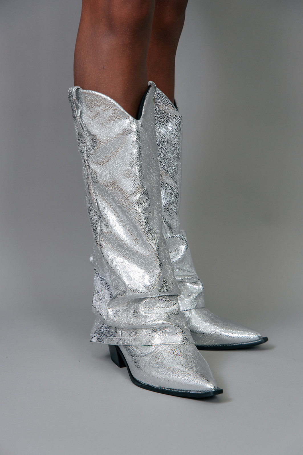 BOTA SLOUCHY METALIZADA PRATA BOTA SLOUCHY METALIZADA PRATA