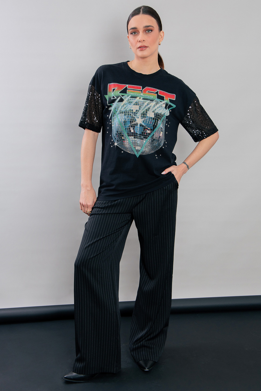 CAMISETA T-SHIRT VINTAGE PRETA COM MANGAS PAETÊS BEST