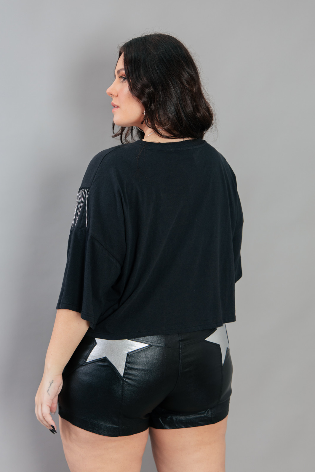 CAMISETA CROPPED PRETA COM APLIQUE DE FRANJAS METÁLICA CAMISETA CROPPED PRETA COM APLIQUE DE FRANJAS METÁLICA