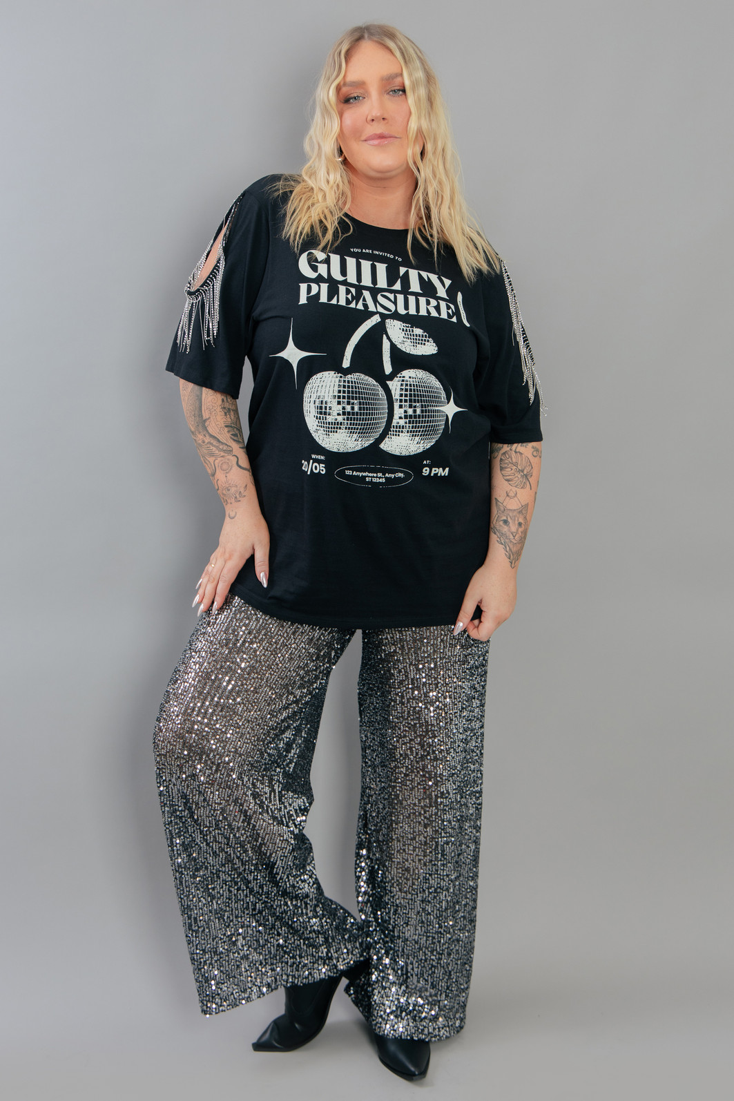 CAMISETA T-SHIRT PRETA COM FRANJAS STRASS NO OMBRO GUILTY CAMISETA T-SHIRT PRETA COM FRANJAS STRASS NO OMBRO GUILTY