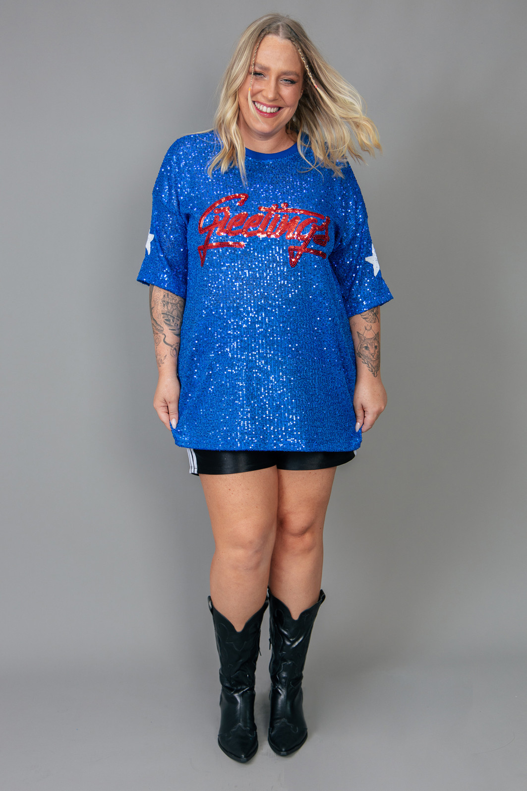 CAMISETA T-SHIRT OVERSIZED DE PAETÊ AZUL COM BORDADO GREETINGS