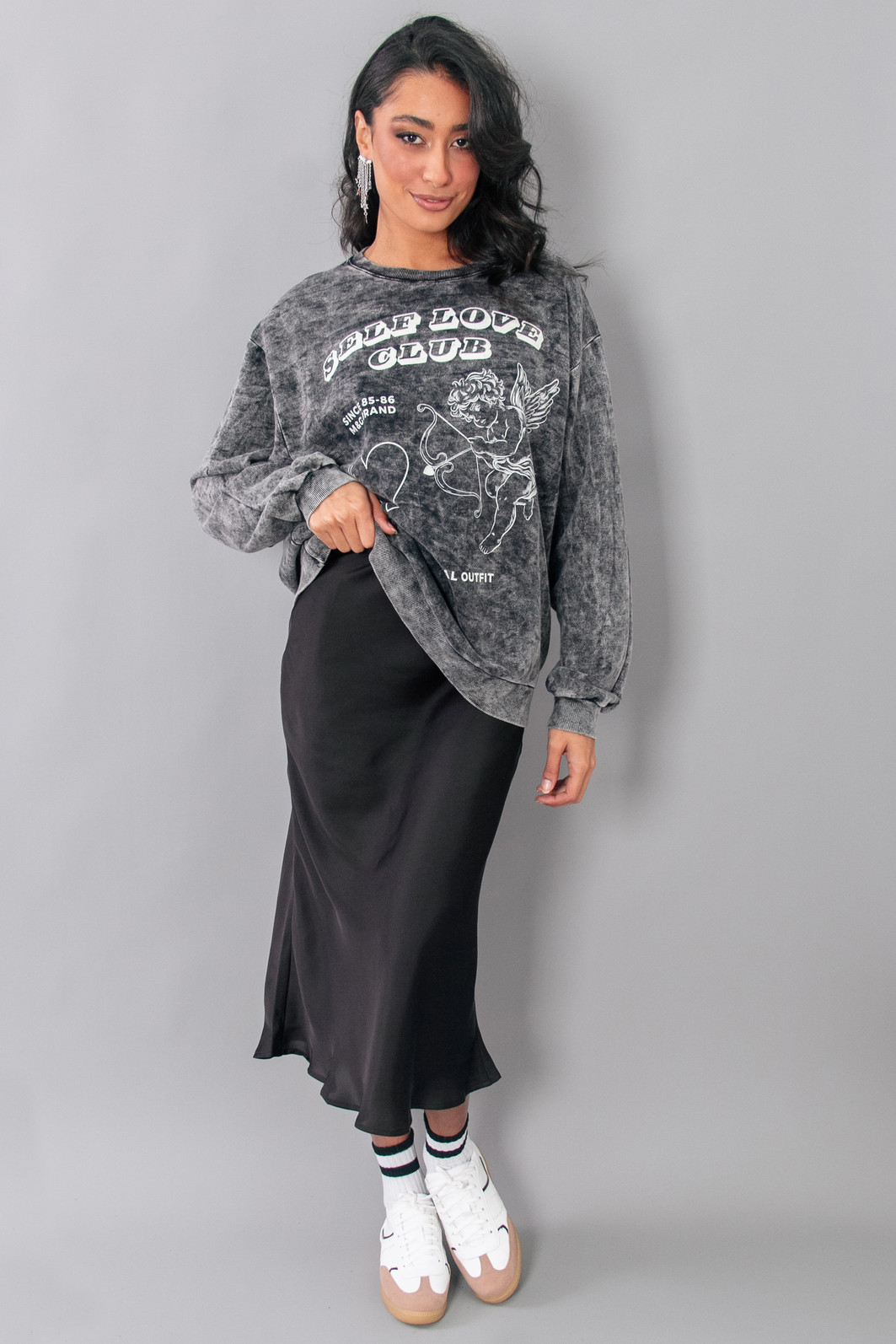 SAIA MIDI DE CETIM FASHIONISTA PRETA SAIA MIDI DE CETIM FASHIONISTA PRETA