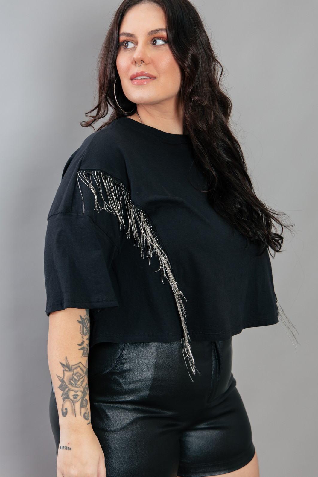CAMISETA CROPPED PRETA COM APLIQUE DE FRANJAS METÁLICA CAMISETA CROPPED PRETA COM APLIQUE DE FRANJAS METÁLICA