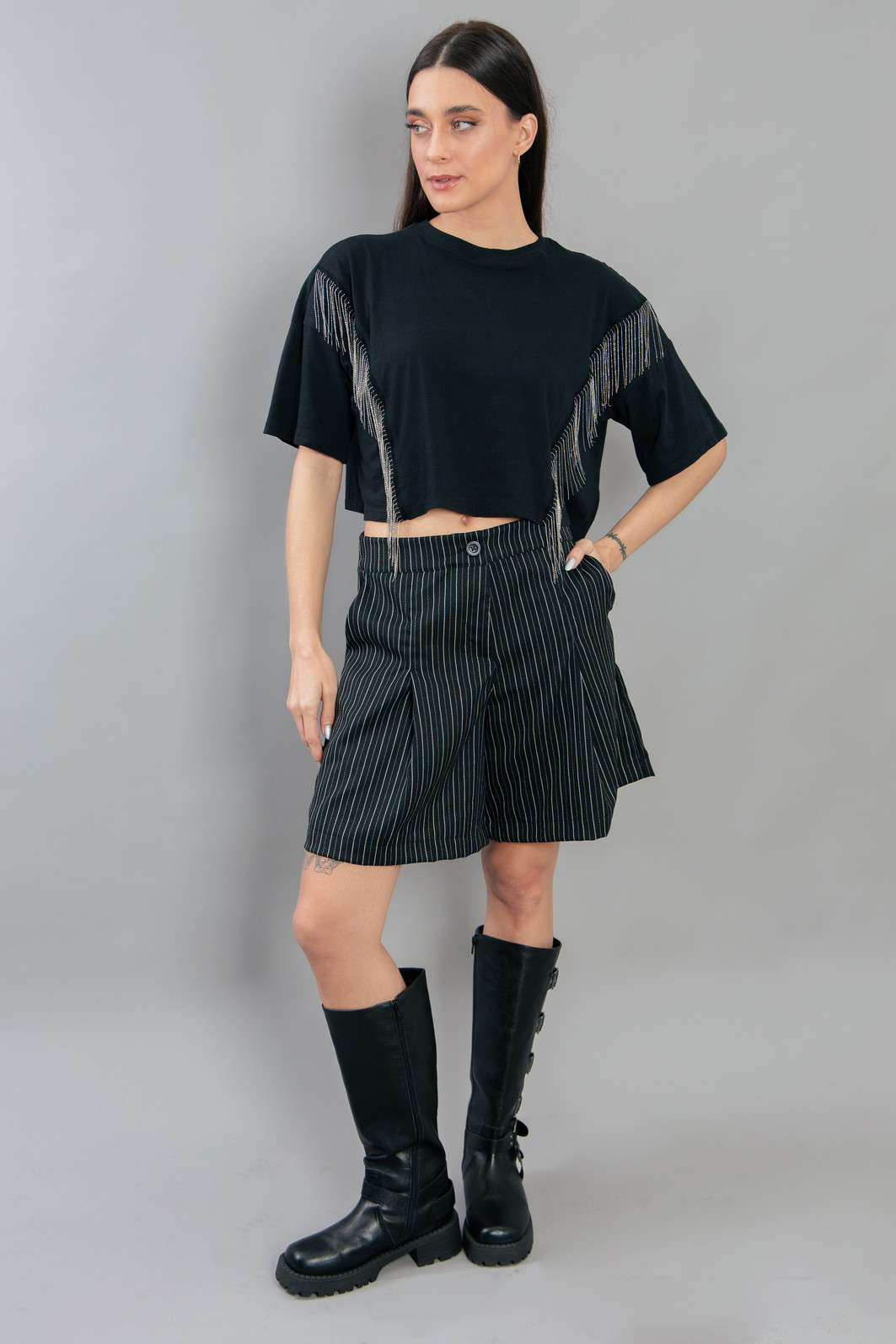 CAMISETA CROPPED PRETA COM APLIQUE DE FRANJAS METÁLICA CAMISETA CROPPED PRETA COM APLIQUE DE FRANJAS METÁLICA