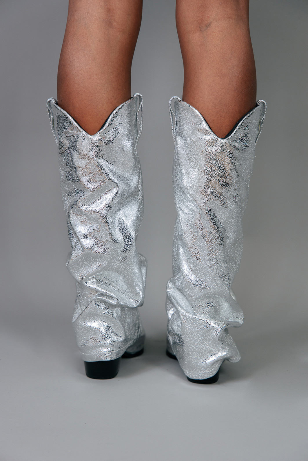 BOTA SLOUCHY METALIZADA PRATA BOTA SLOUCHY METALIZADA PRATA