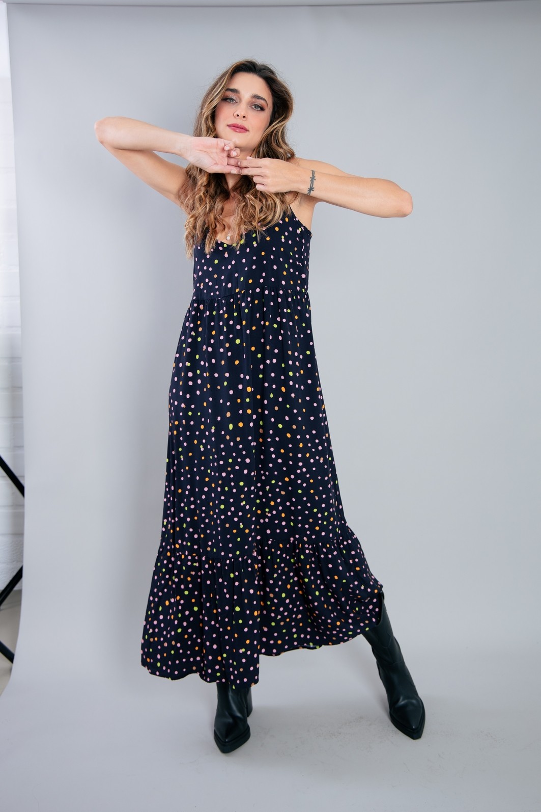 VESTIDO LONGO AMPLO DE ALCINHA POÁ COLORIDO VESTIDO LONGO AMPLO DE ALCINHA POÁ COLORIDO