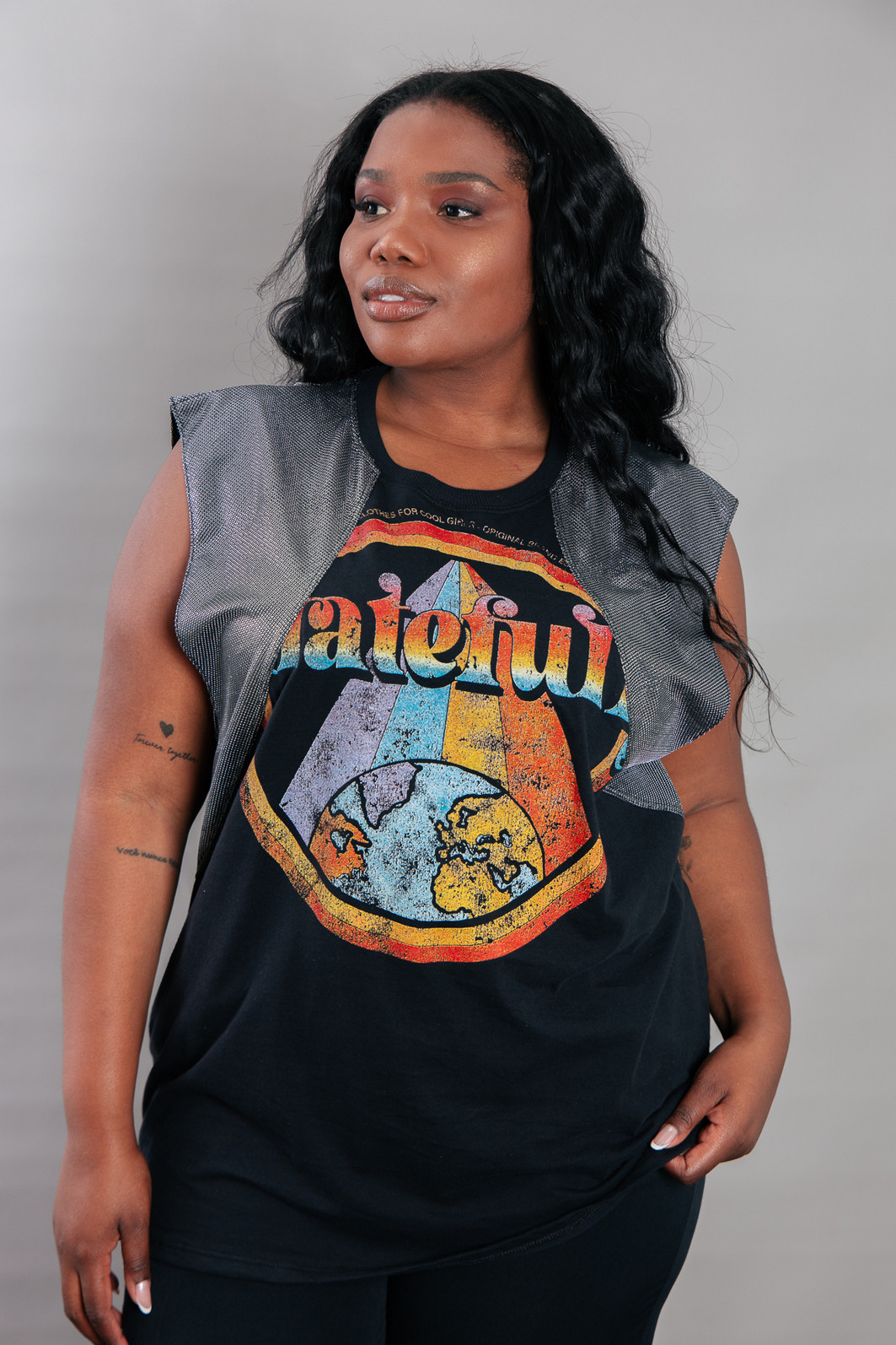 REGATA MACHÃO COM RECORTE OMBROS PRATA GRATEFULLY