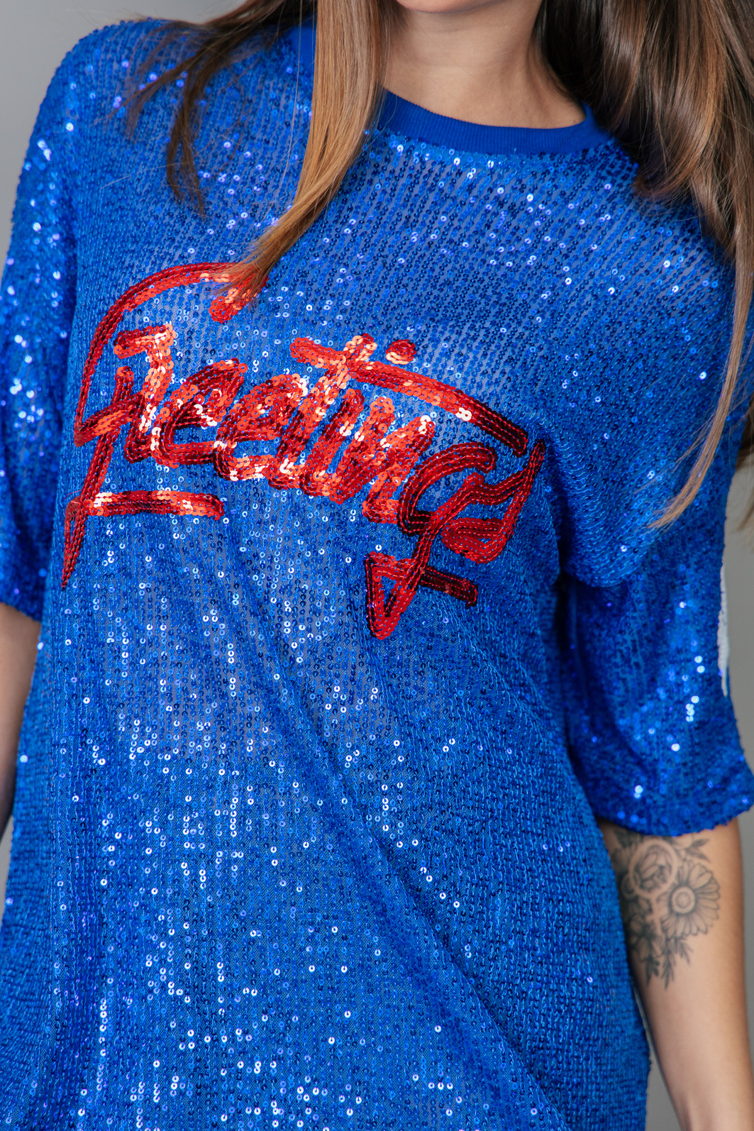 CAMISETA T-SHIRT OVERSIZED DE PAETÊ AZUL COM BORDADO GREETINGS