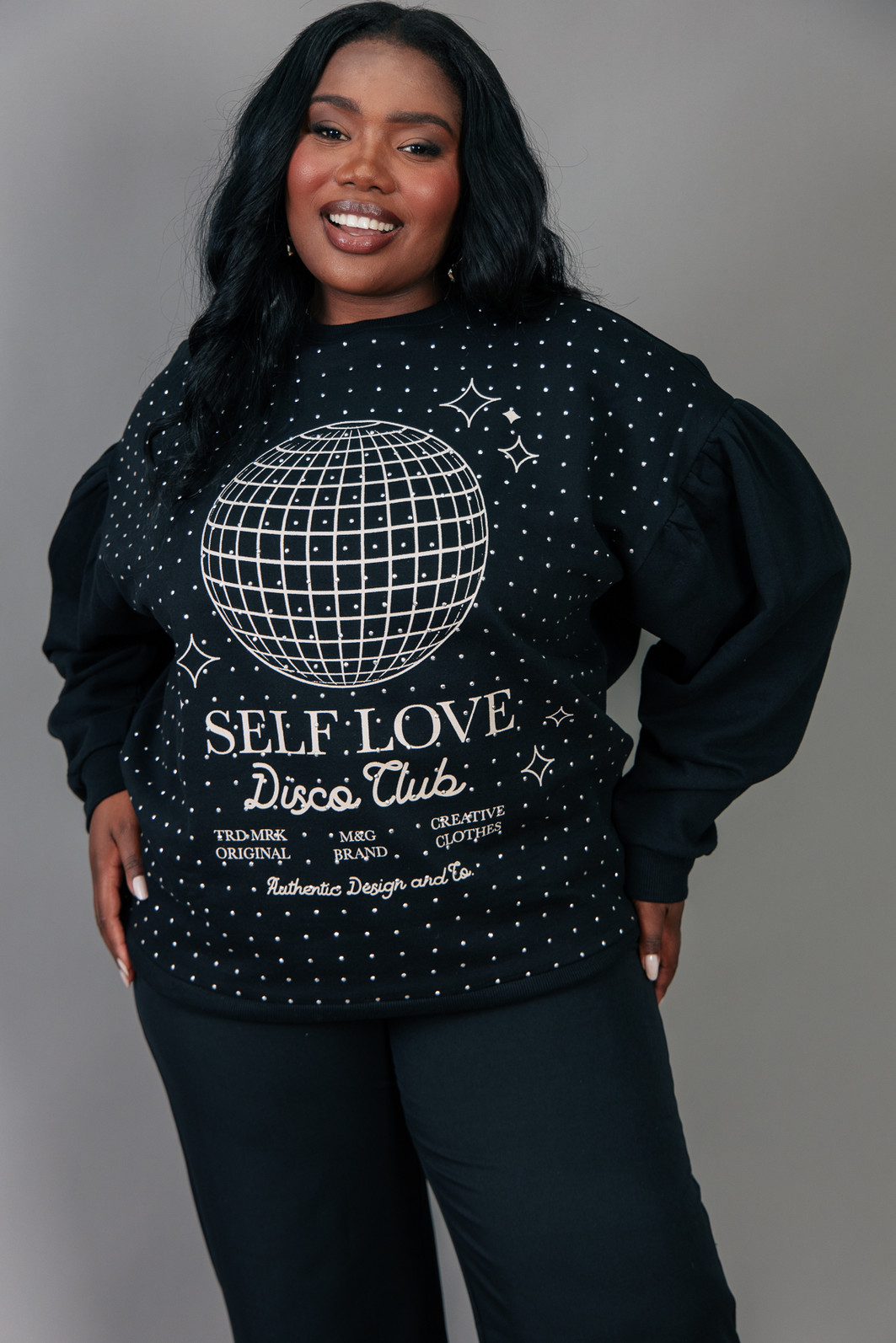 CASACO DE MOLETOM PRETO SELF LOVE COM TACHAS CASACO DE MOLETOM PRETO SELF LOVE COM TACHAS