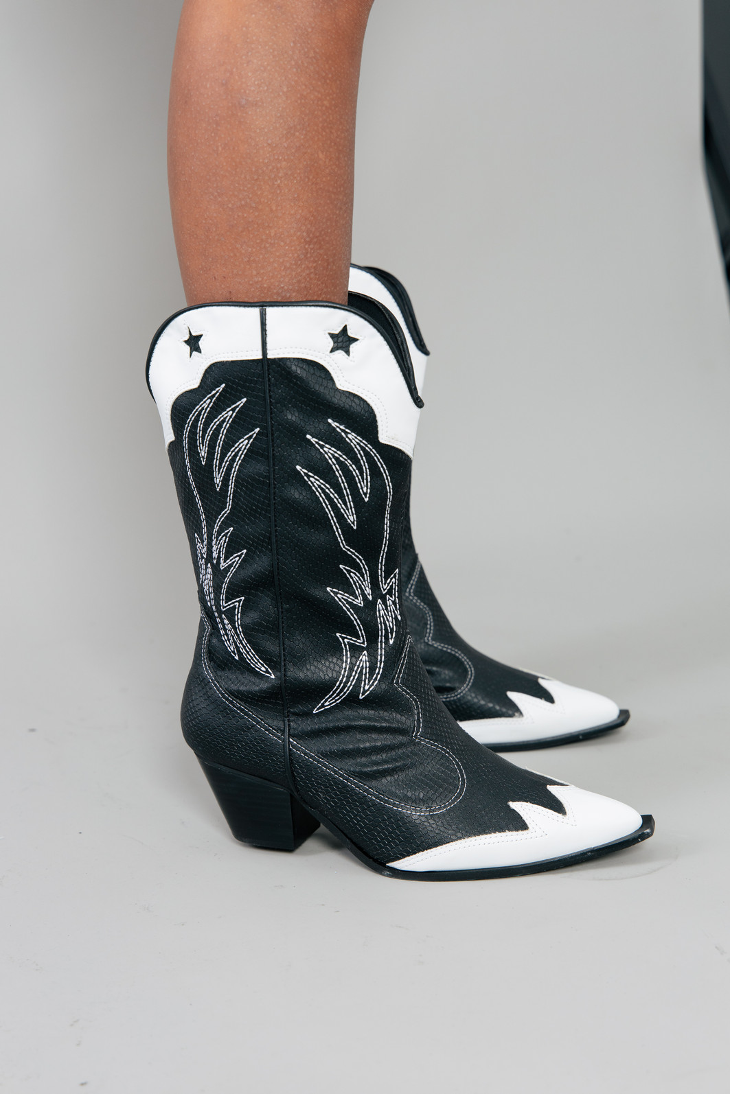 BOTA COUNTRY BORDADA P&B PRETA