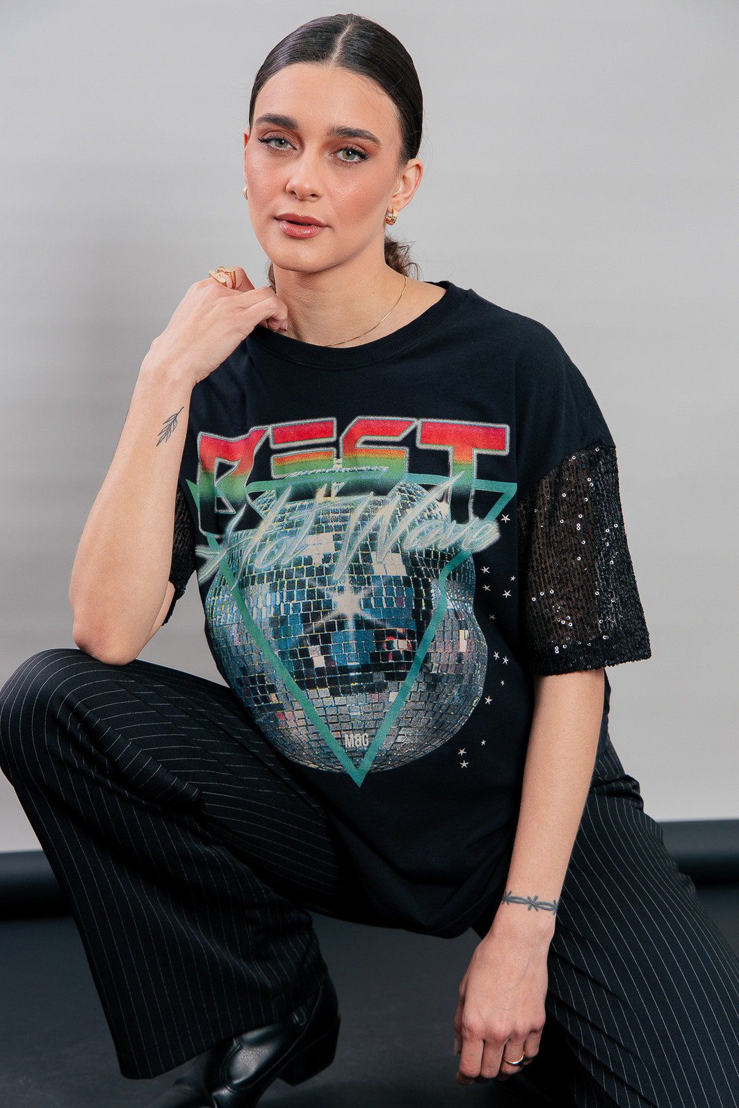 CAMISETA T-SHIRT VINTAGE PRETA COM MANGAS PAETÊS BEST