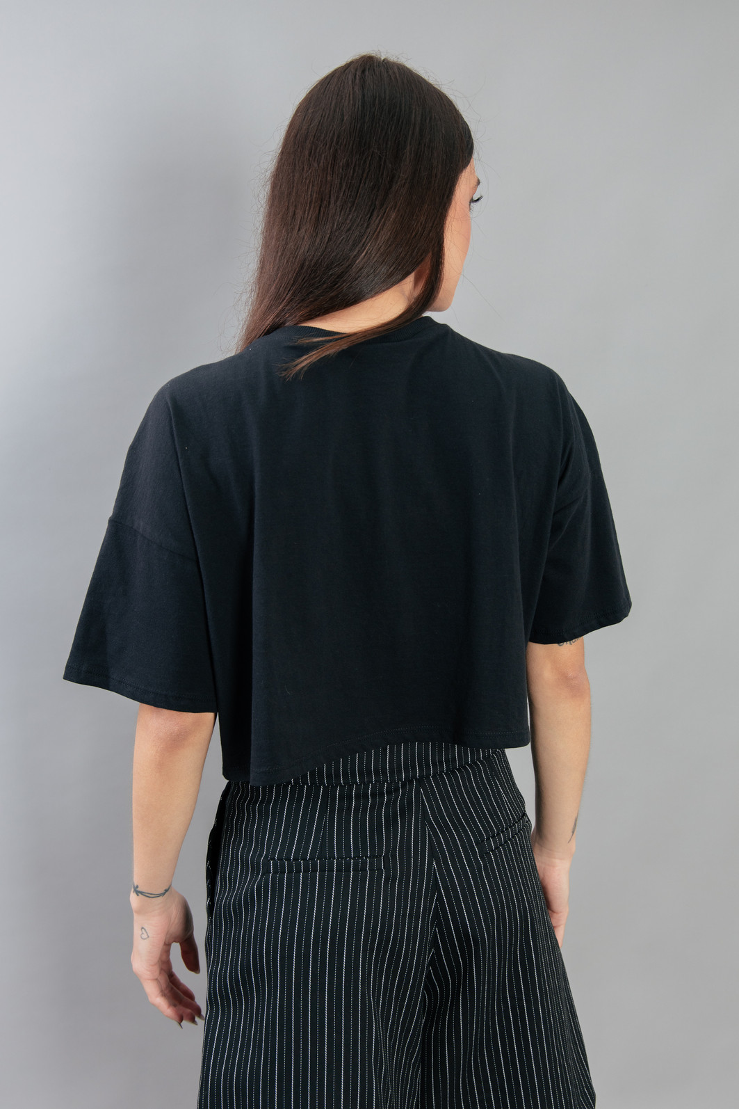 CAMISETA CROPPED PRETA COM APLIQUE DE FRANJAS METÁLICA CAMISETA CROPPED PRETA COM APLIQUE DE FRANJAS METÁLICA