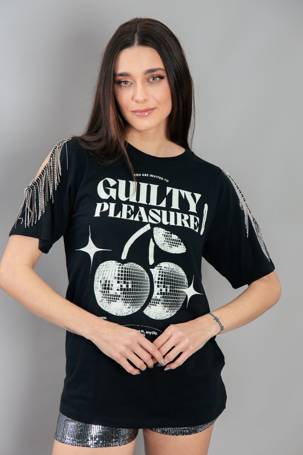 CAMISETA T-SHIRT PRETA COM FRANJAS STRASS NO OMBRO GUILTY CAMISETA T-SHIRT PRETA COM FRANJAS STRASS NO OMBRO GUILTY