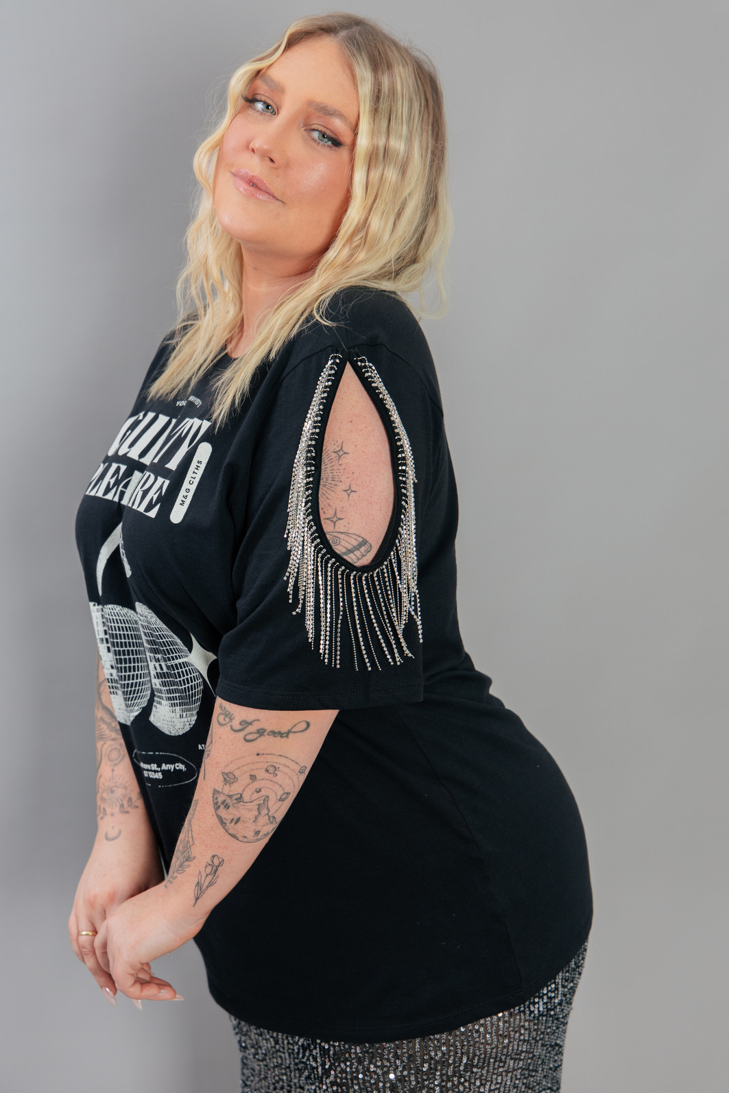 CAMISETA T-SHIRT PRETA COM FRANJAS STRASS NO OMBRO GUILTY CAMISETA T-SHIRT PRETA COM FRANJAS STRASS NO OMBRO GUILTY